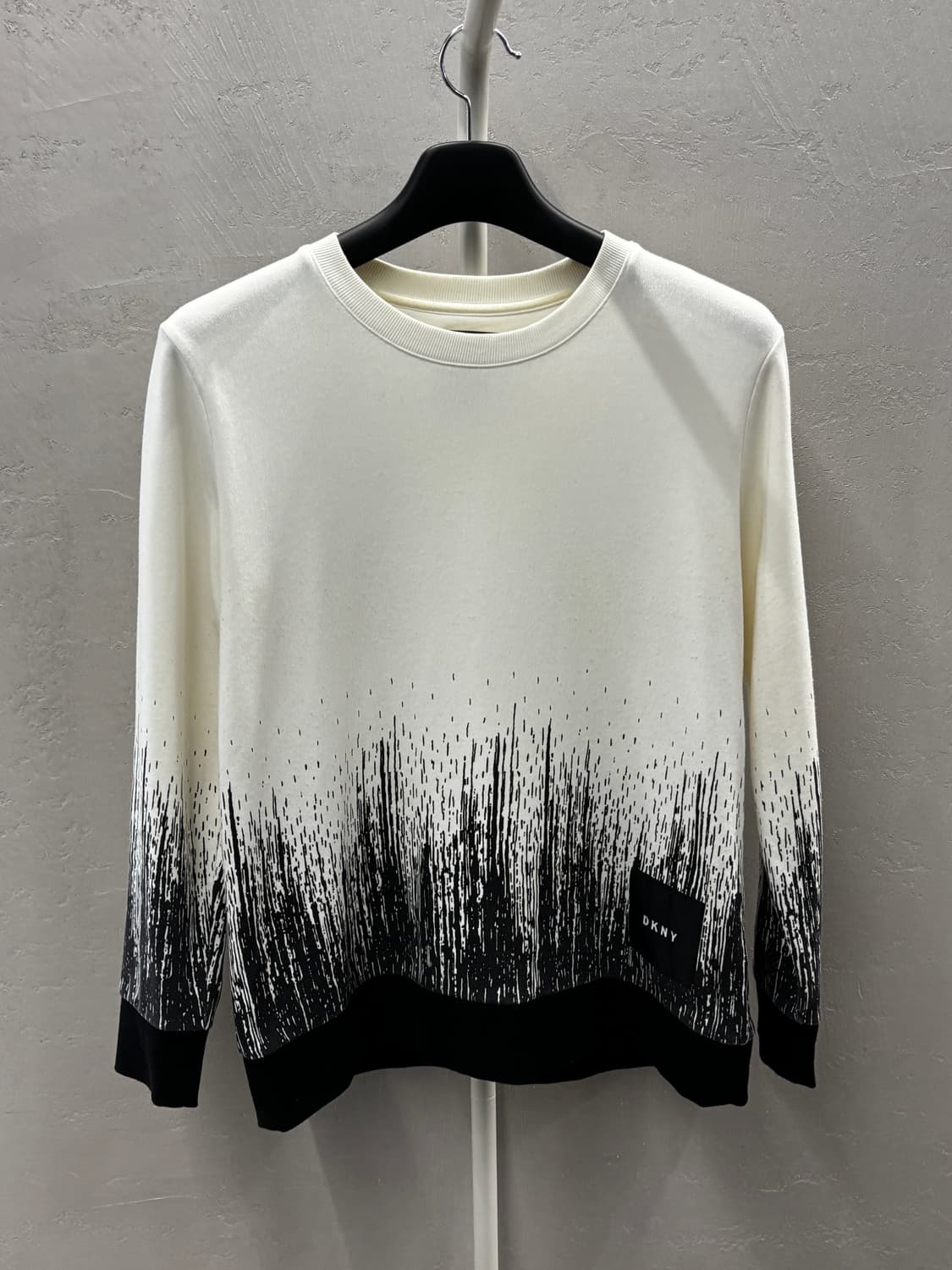 DKNY 페인트 드립 그래픽 맨투맨 상품이미지2