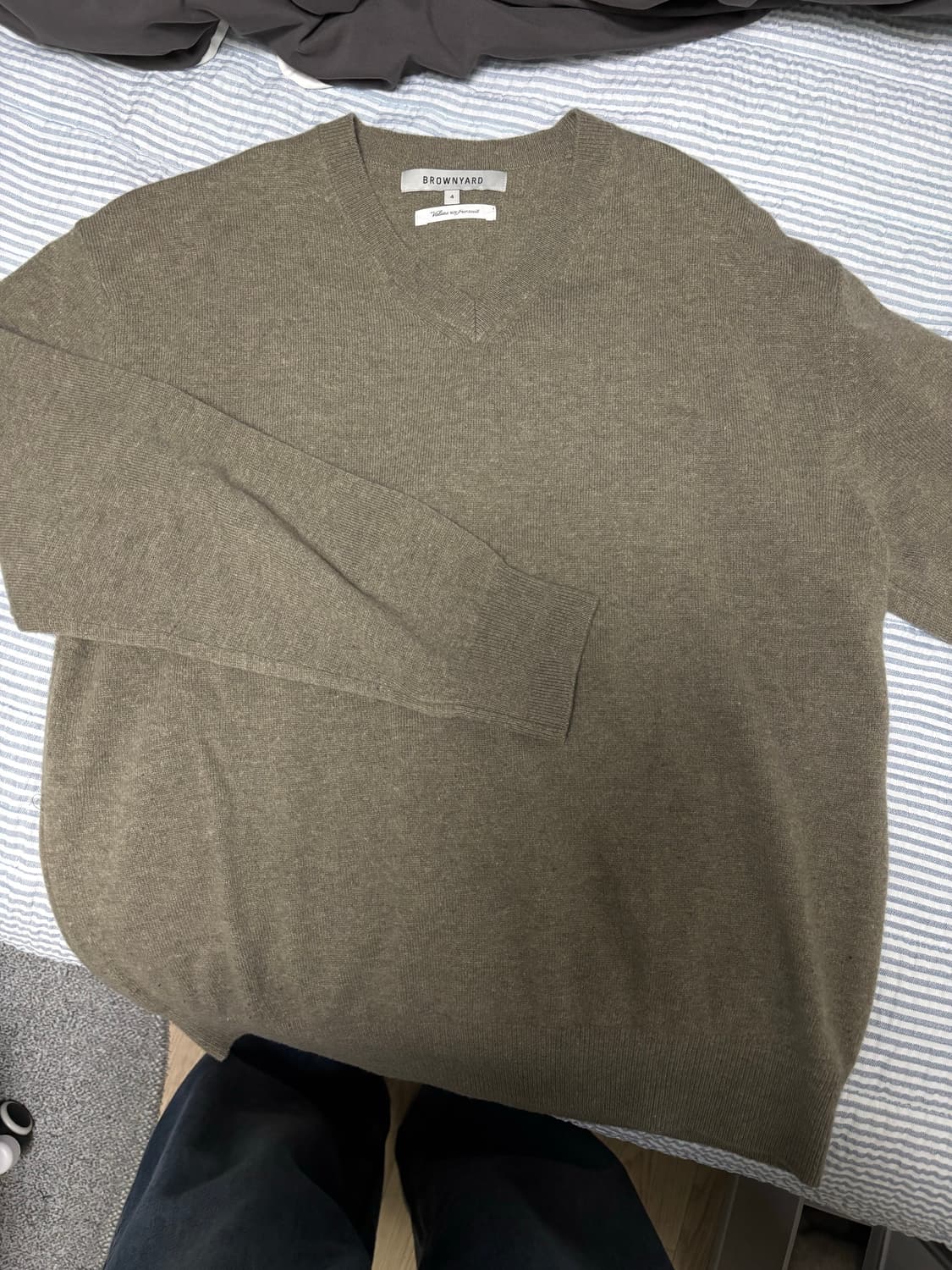 브라운야드 엑스트라 슈퍼파인 울 브이넥 니트-올리브 4사이즈 상품이미지1