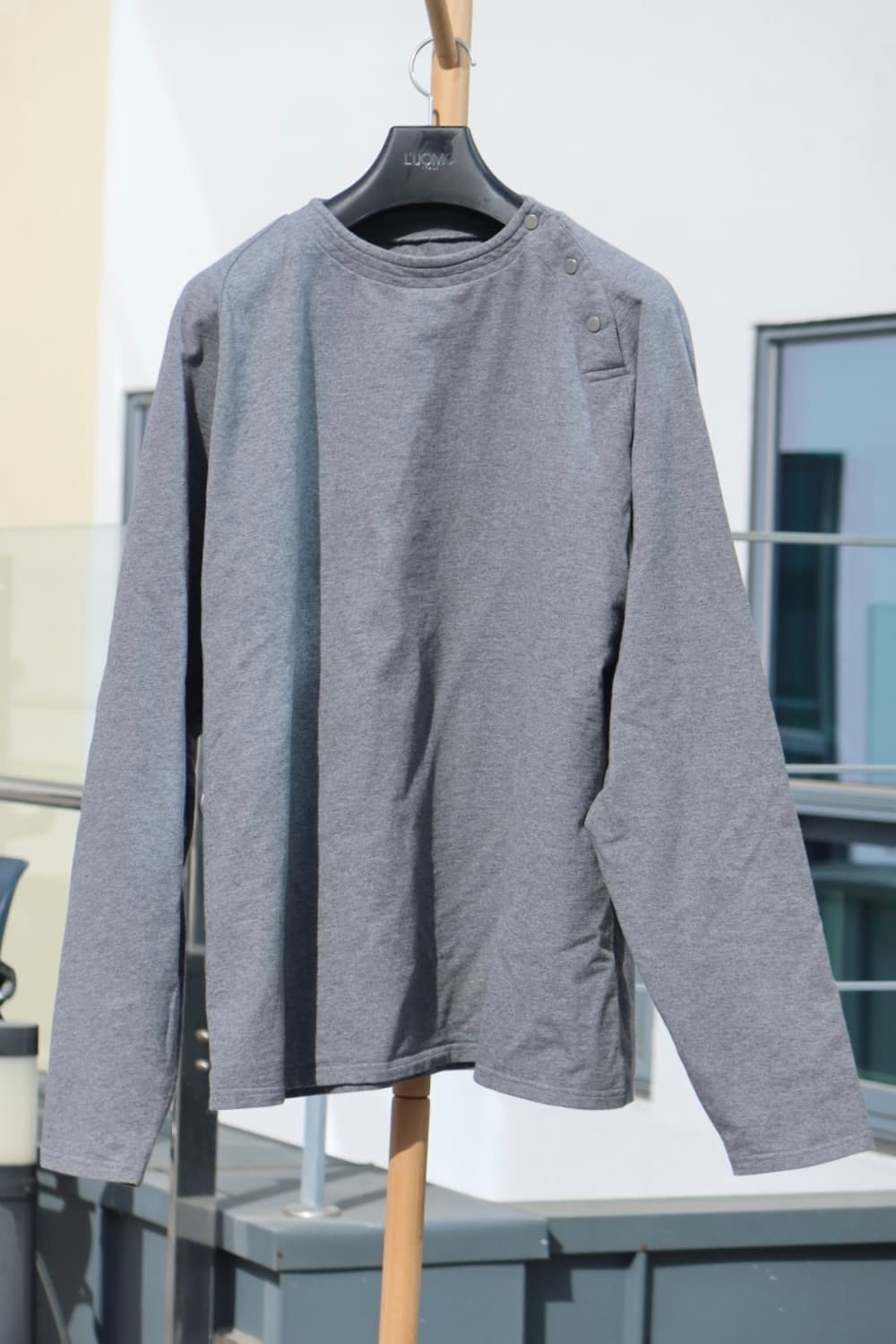 넥 버튼 디테일 그레이 롱슬리브 상품이미지2