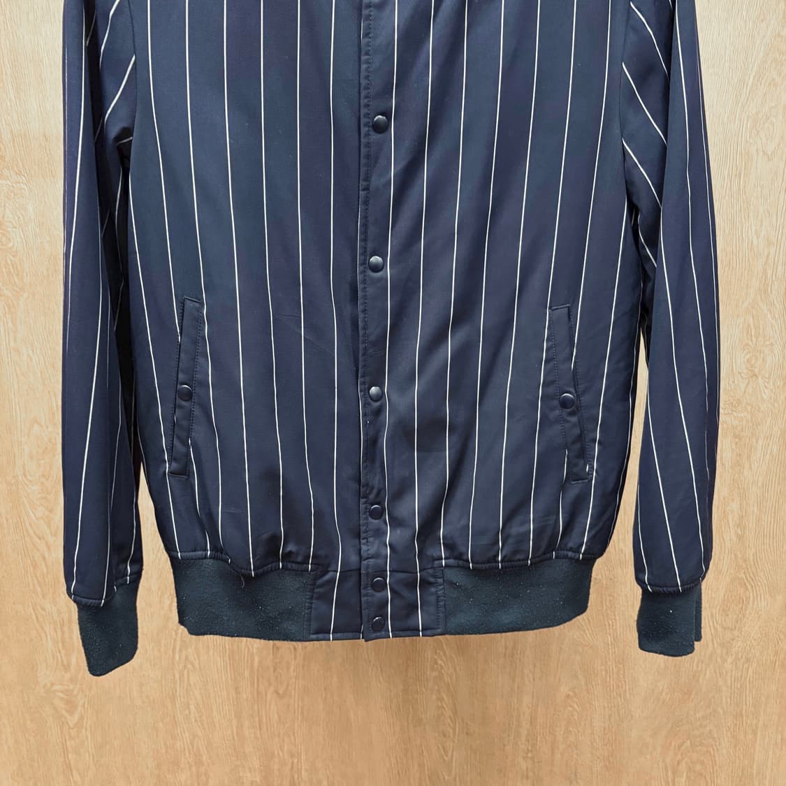 하레 노카라 라운드넥 라이트 자켓 스트라이프 패턴 포켓 디테일 네이비 상품이미지5