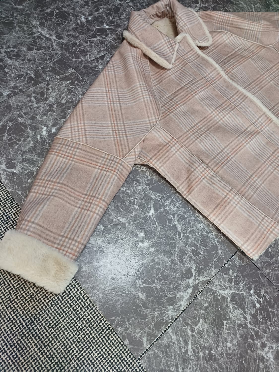 포근한 체크 털자켓 — 겨울 감성 데일리 아우터
 상품이미지4