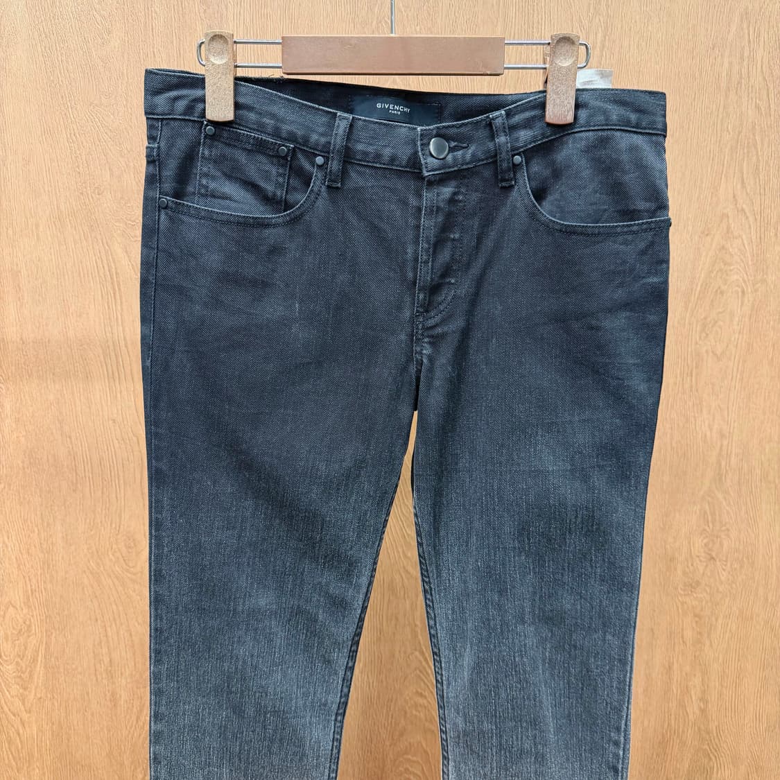 지방시 데님 팬츠 버튼 클로징 그라데이션 워싱 백포켓 디테일 흑청 상품이미지3