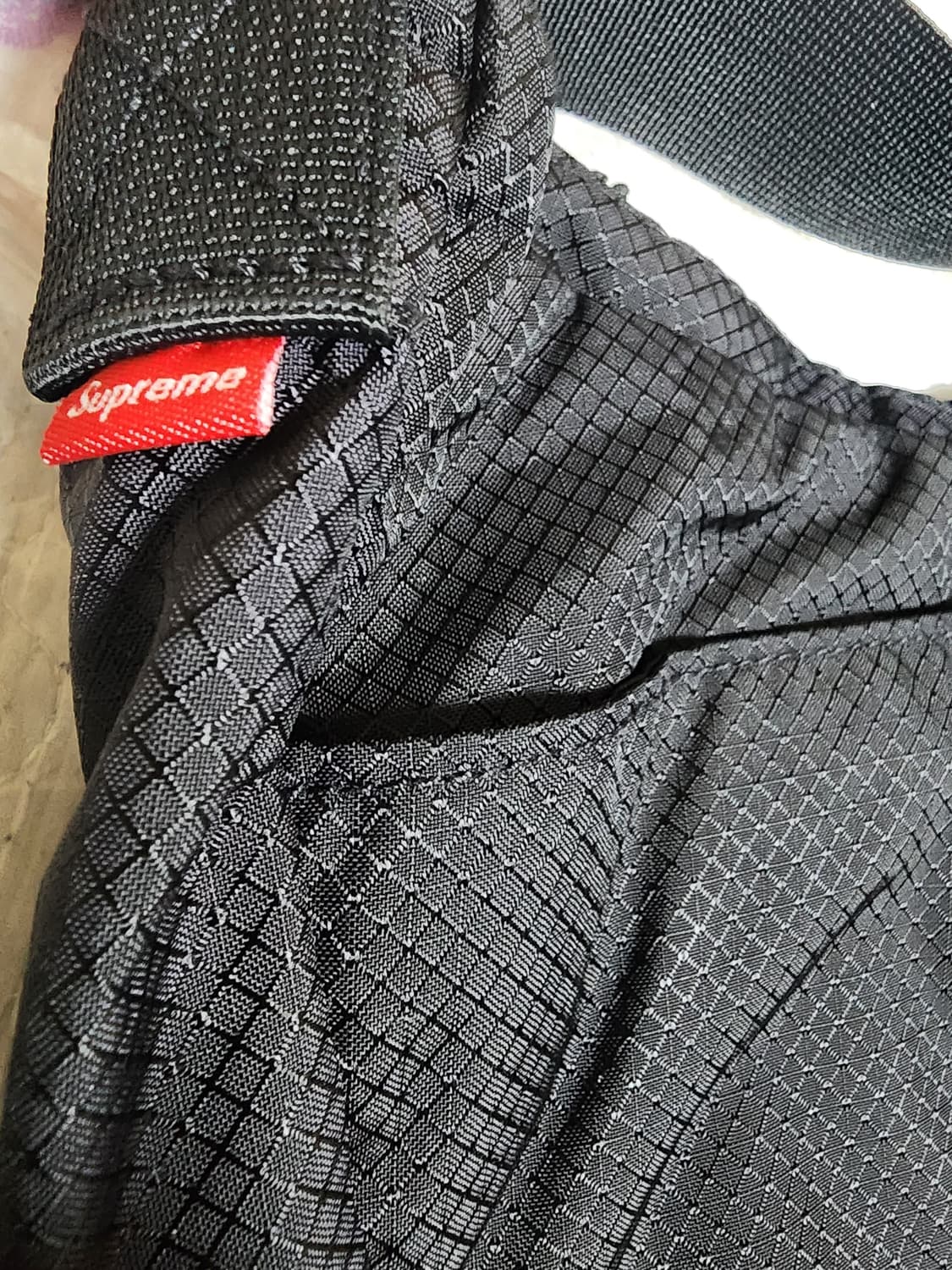 슈프림 스몰 메신저백 블랙 - 22SS 상품이미지6