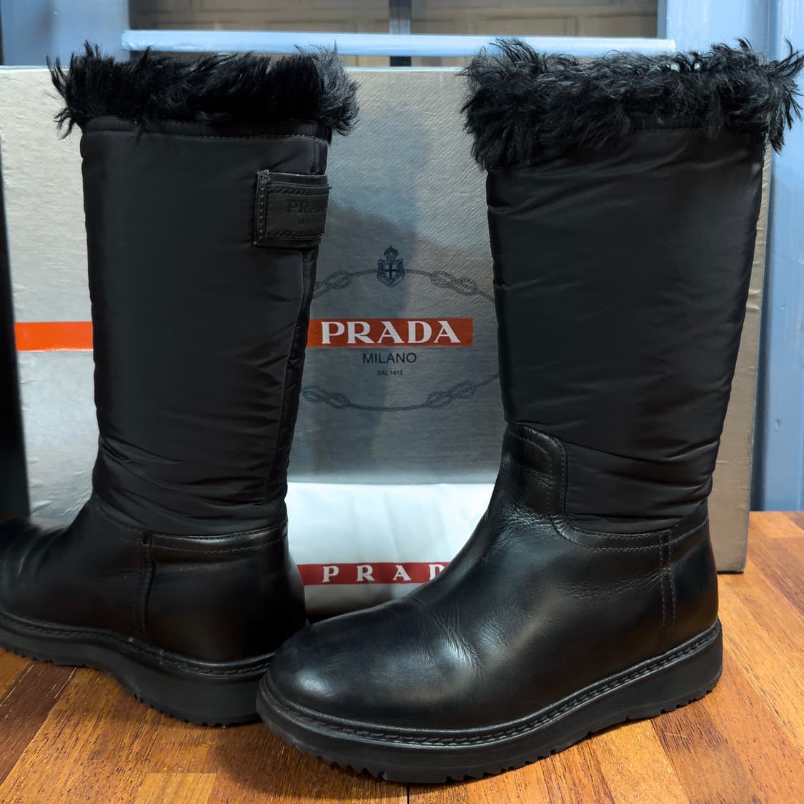 프라다 패치 디테일 퍼 부츠 상품이미지1