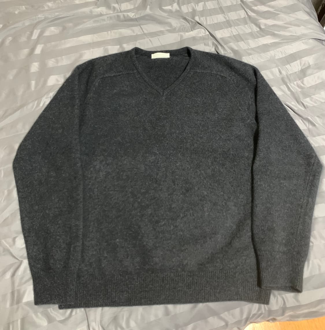 아모멘토 라쿤 v넥니트 상품이미지1