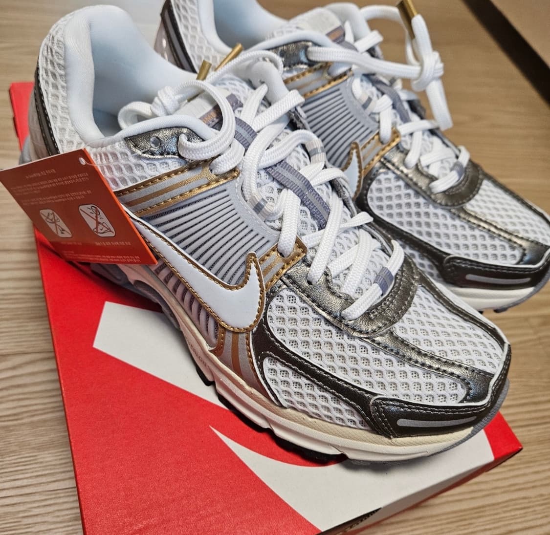 (275/US9.5)(새상품)나이키 줌 보메로 5 메탈릭 실버 골드 상품이미지3