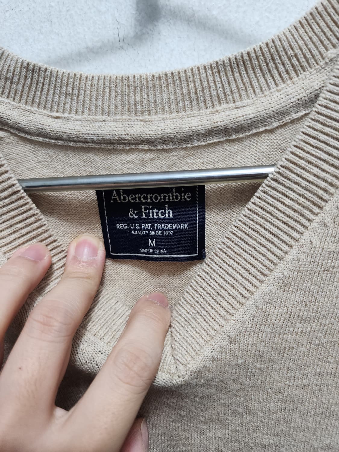 아베크롬비 V넥 니트 베이지 상품이미지4