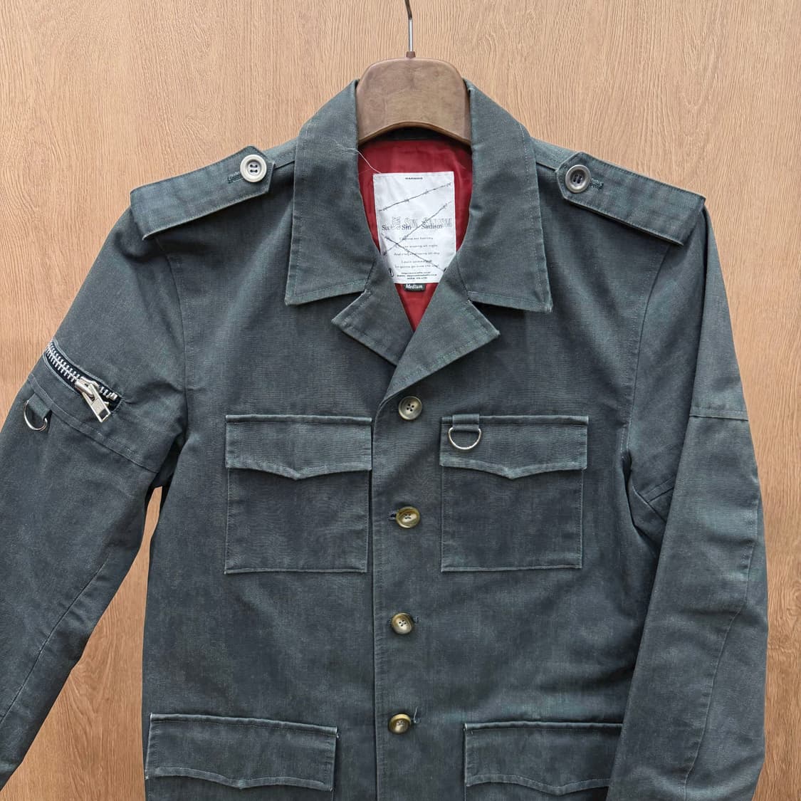 식스 새디즘 밀리터리 필드 자켓 D-링 스트랩 지퍼 포켓 디테일 카키 상품이미지4