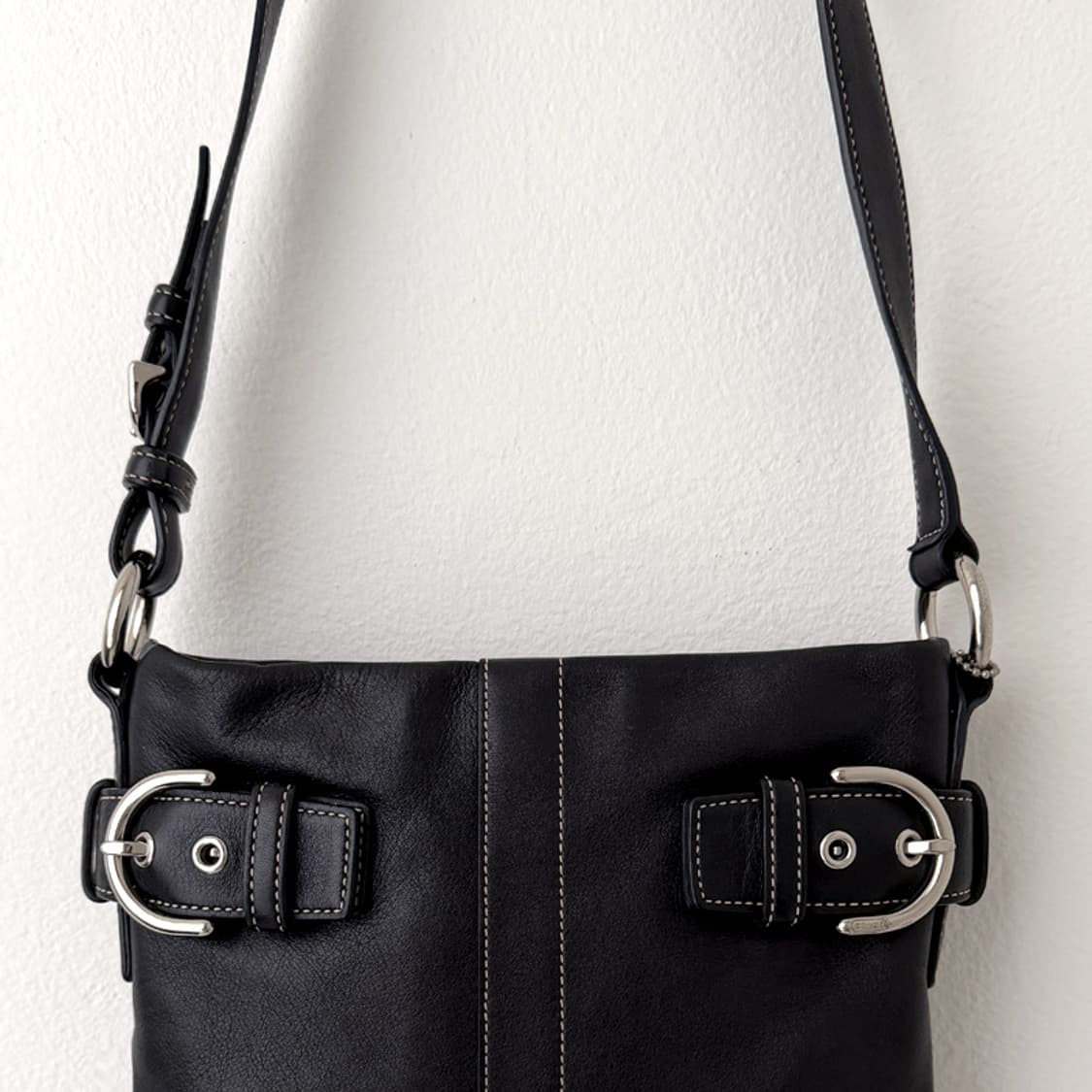 코치 버클 블랙 레더 크로스백 상품이미지5