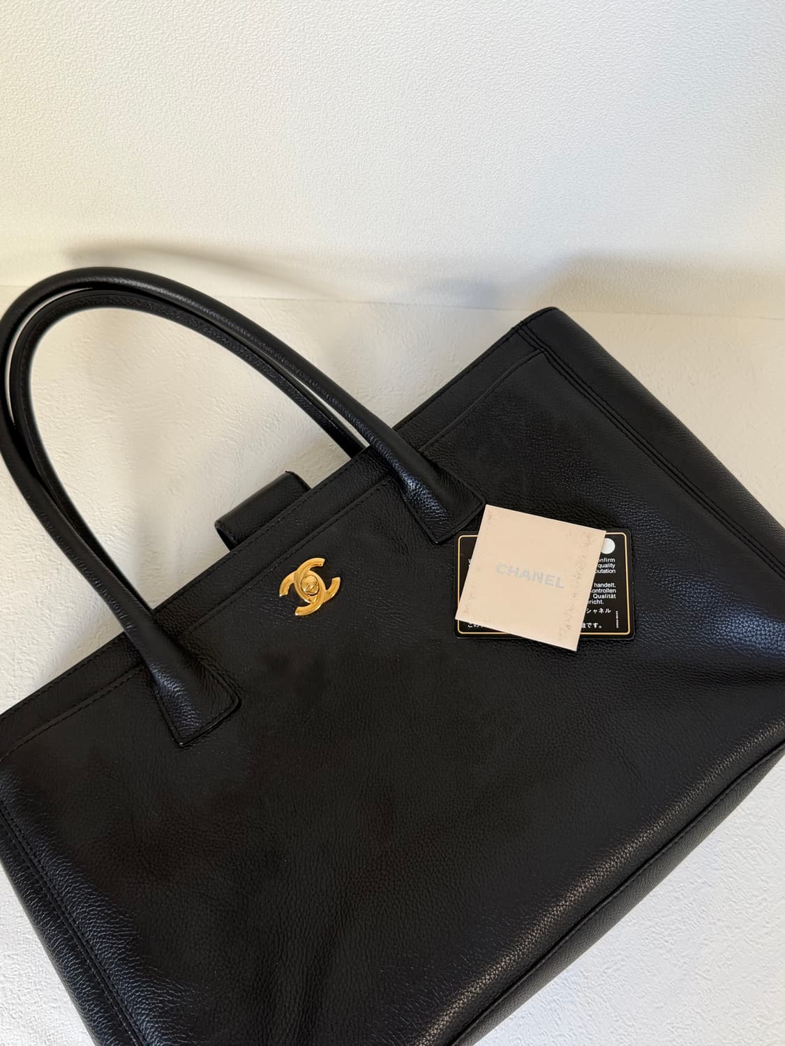 샤넬 블랙 서프백 가죽 토트백 금장 로고 상품이미지1