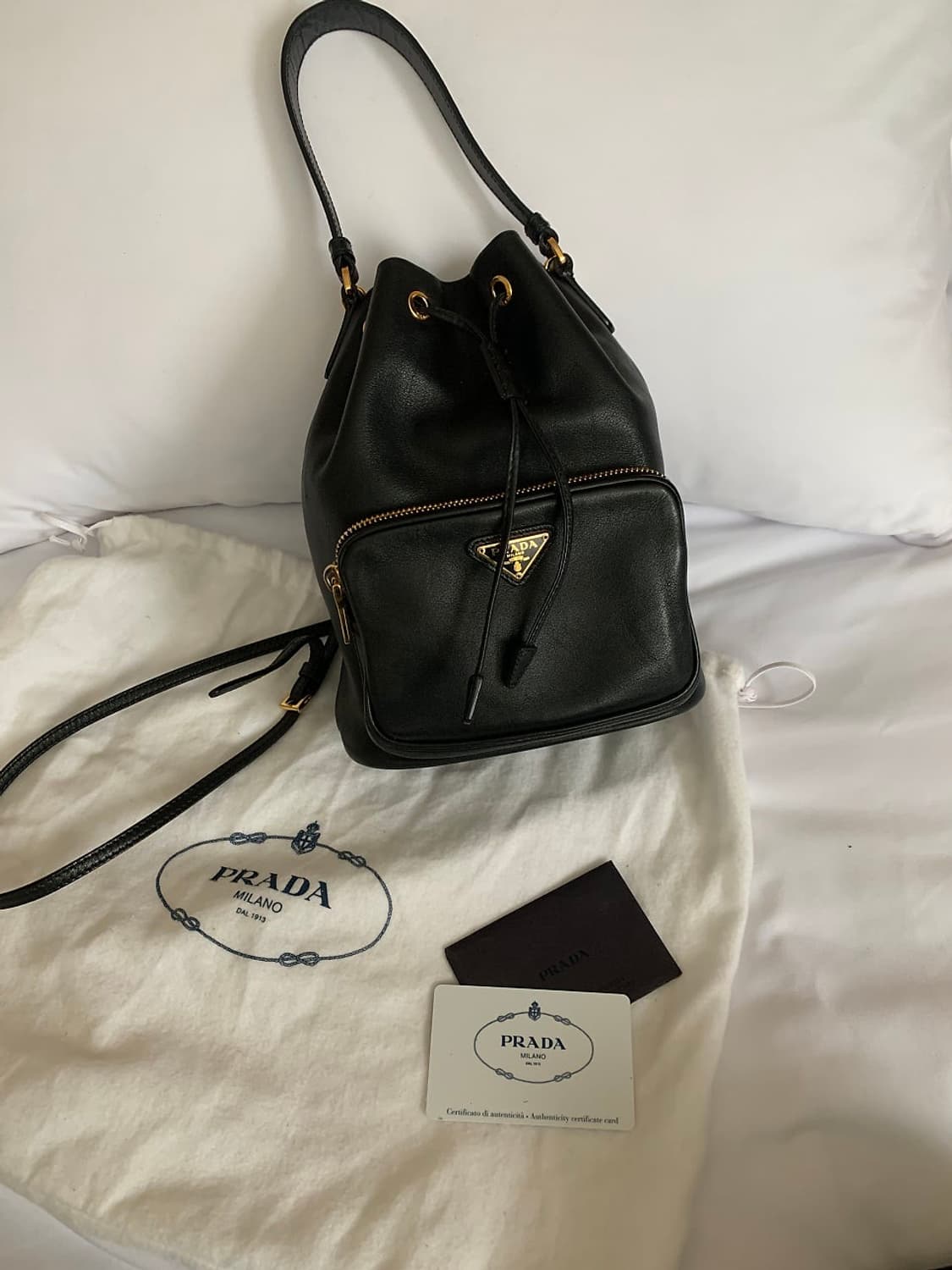 프라다 레더 버킷백 상품이미지1