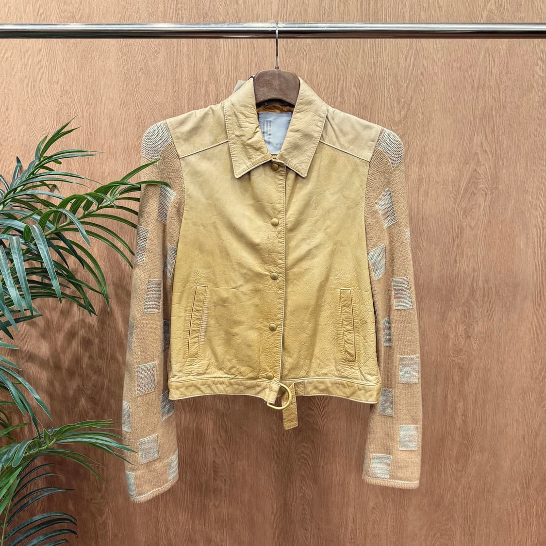 미쏘니 카프스킨 레더 니트 믹스 자켓 불록 패턴 스트랩 디테일 베이지 상품이미지1