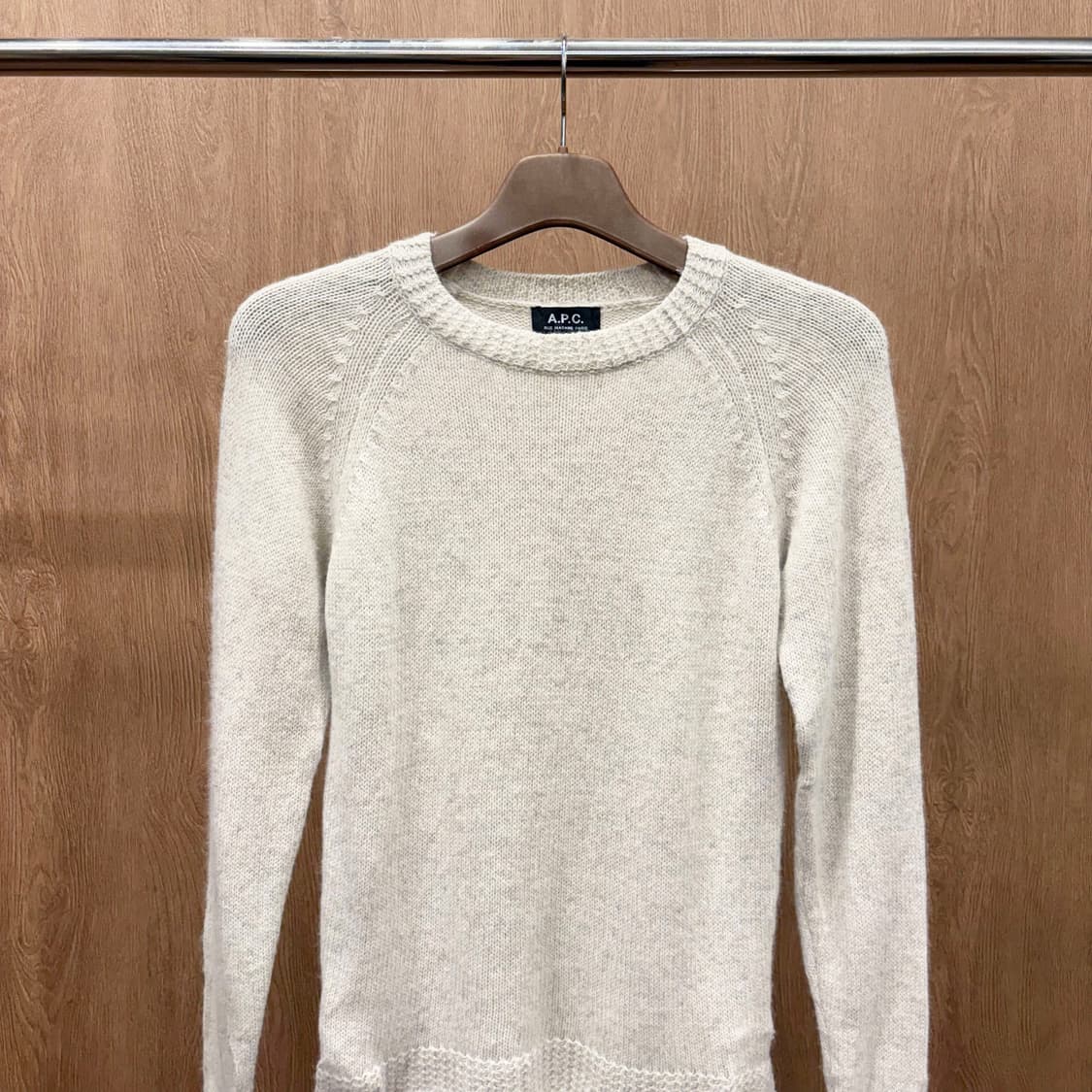 아페쎄 미니멀 라운드넥 긴팔 니트 레글런 슬리브 립 짜임 디테일 아이보리 상품이미지4