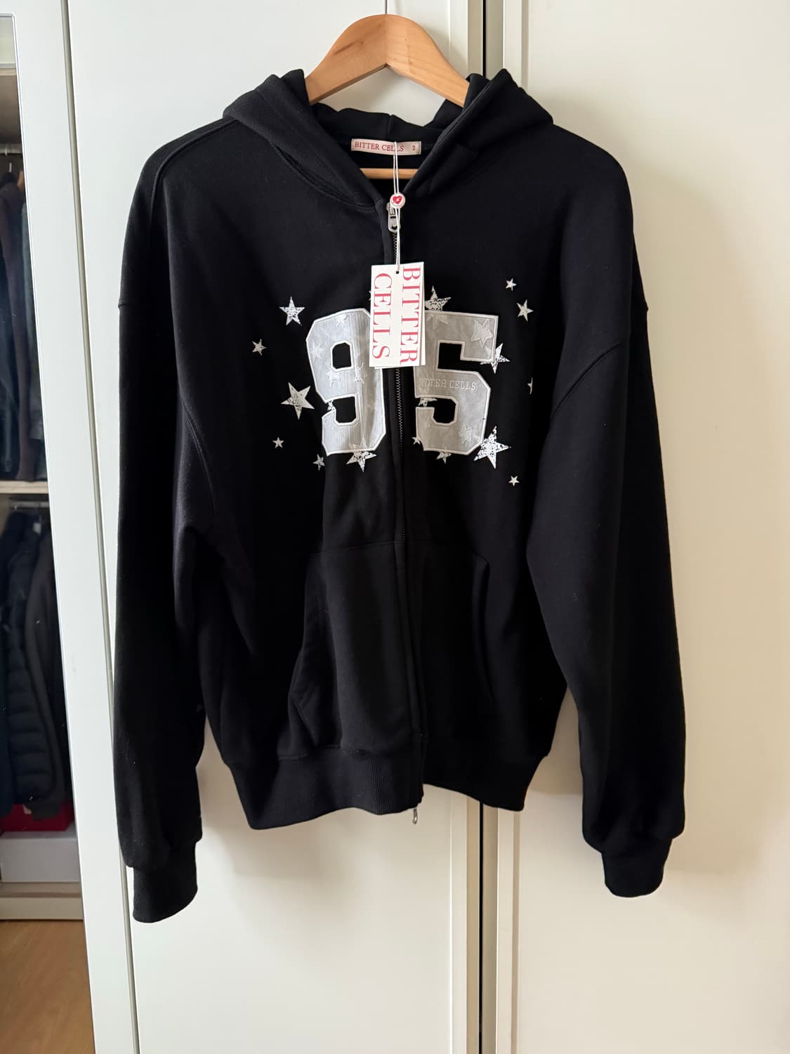 비터쉘즈 Bitter Cells 스타 아플리케 후드 집업 블랙 상품이미지2