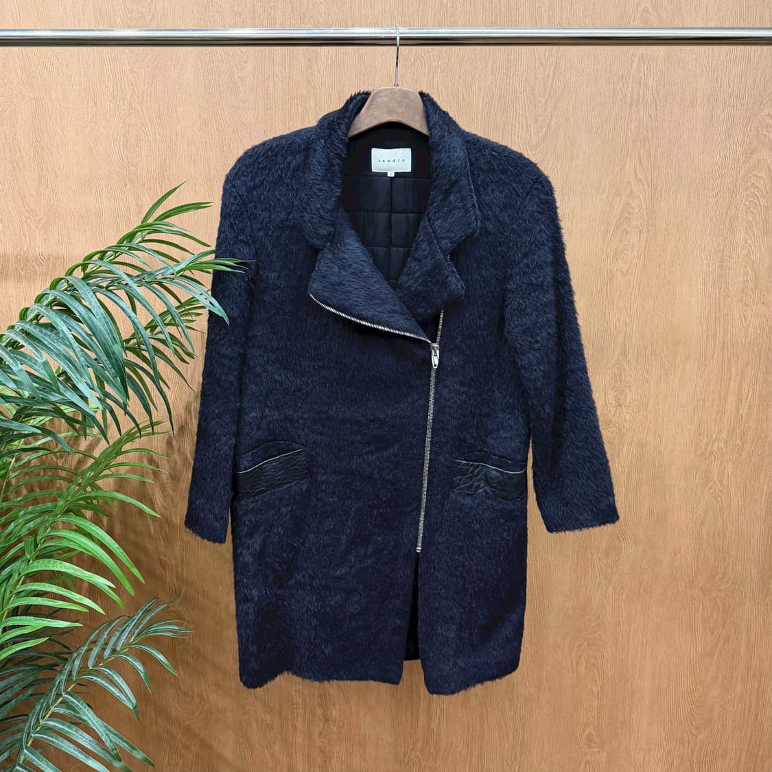 산드로 롱 코트 퍼 텍스처 언밸런스 집업 레더 포켓 디테일 블랙 상품이미지1