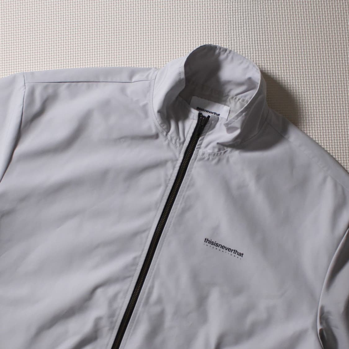 thisisneverthat® 디네뎃 화이트 바람막이 상품이미지3