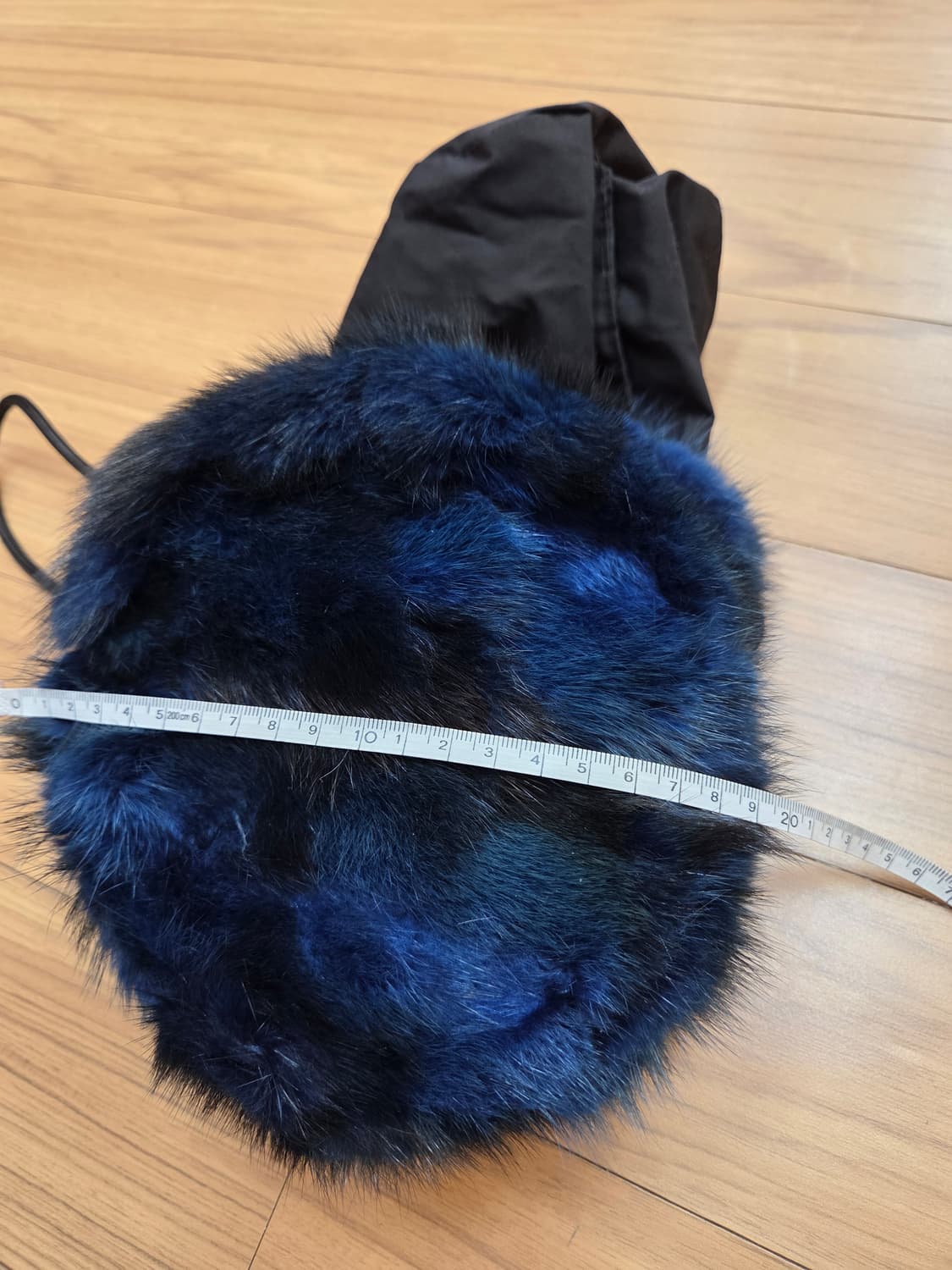 파란색과 검은색 털이 섞여 오묘한 색감을 내는 폭스 퍼 복주머니 가방입니 상품이미지8