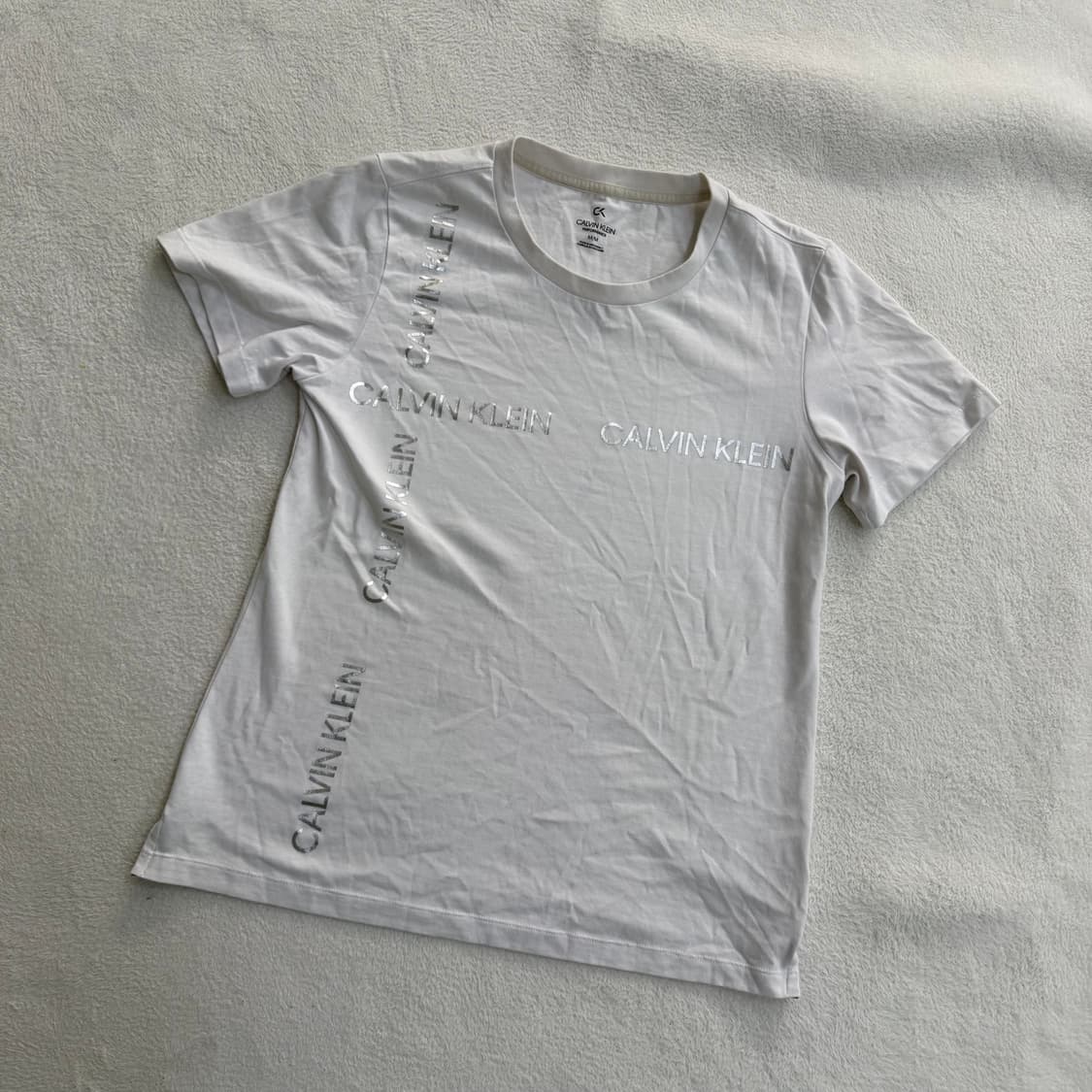 M 켈빈클라인 실버 레터링 반팔티 0413T 상품이미지1