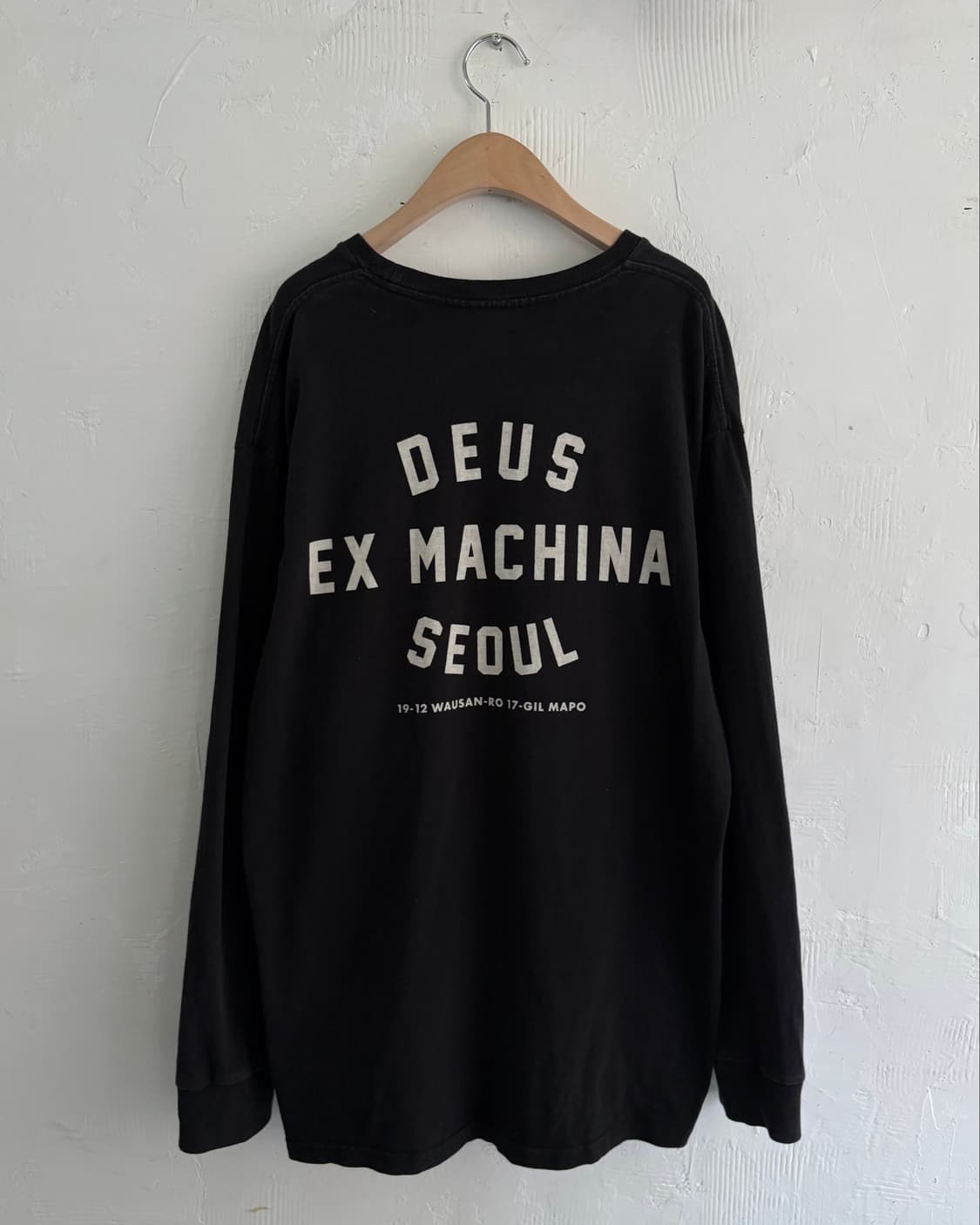 DeusExMachina 데우스 서울 로고 블랙컬러 롱슬리브 상품이미지1