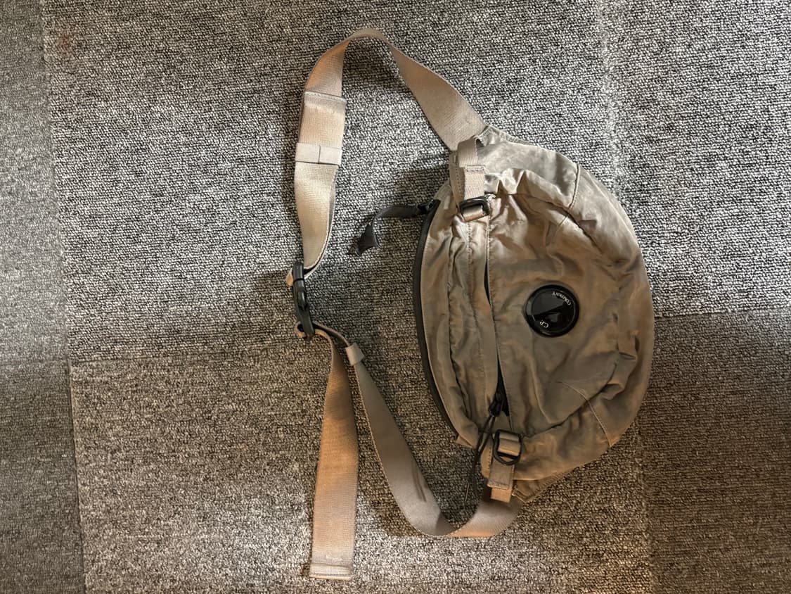 CP컴퍼니 나일론 B 크로스바디 팩 실버 상품이미지1