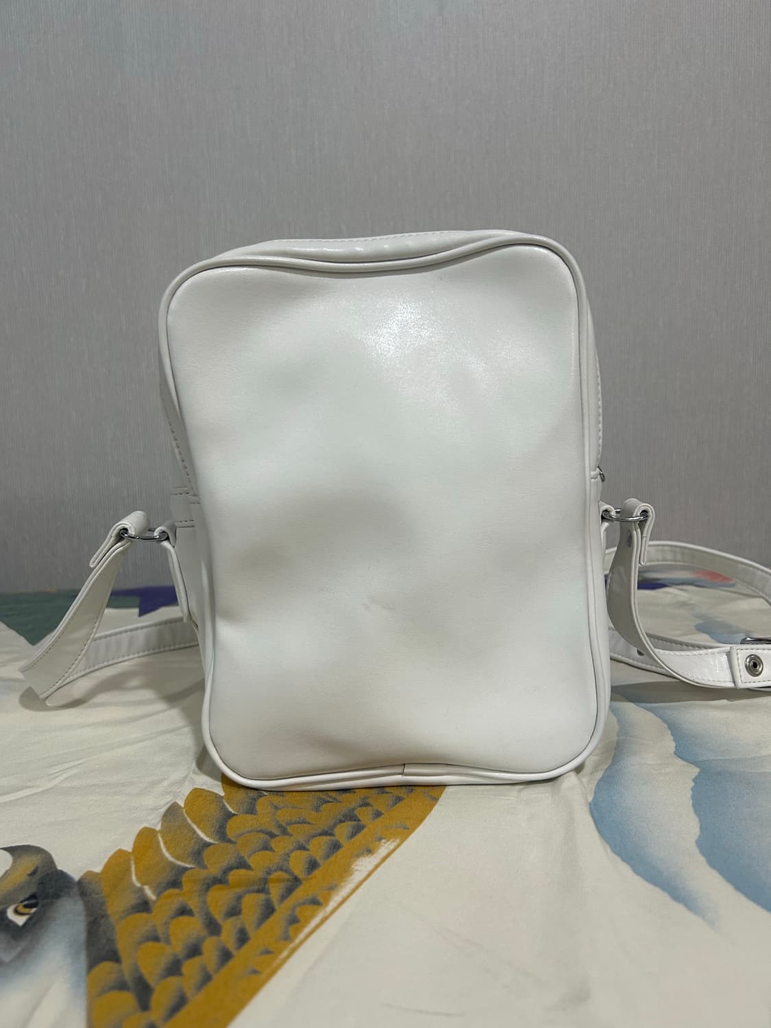 꼼데가르송 화이트크로스백 상품이미지3