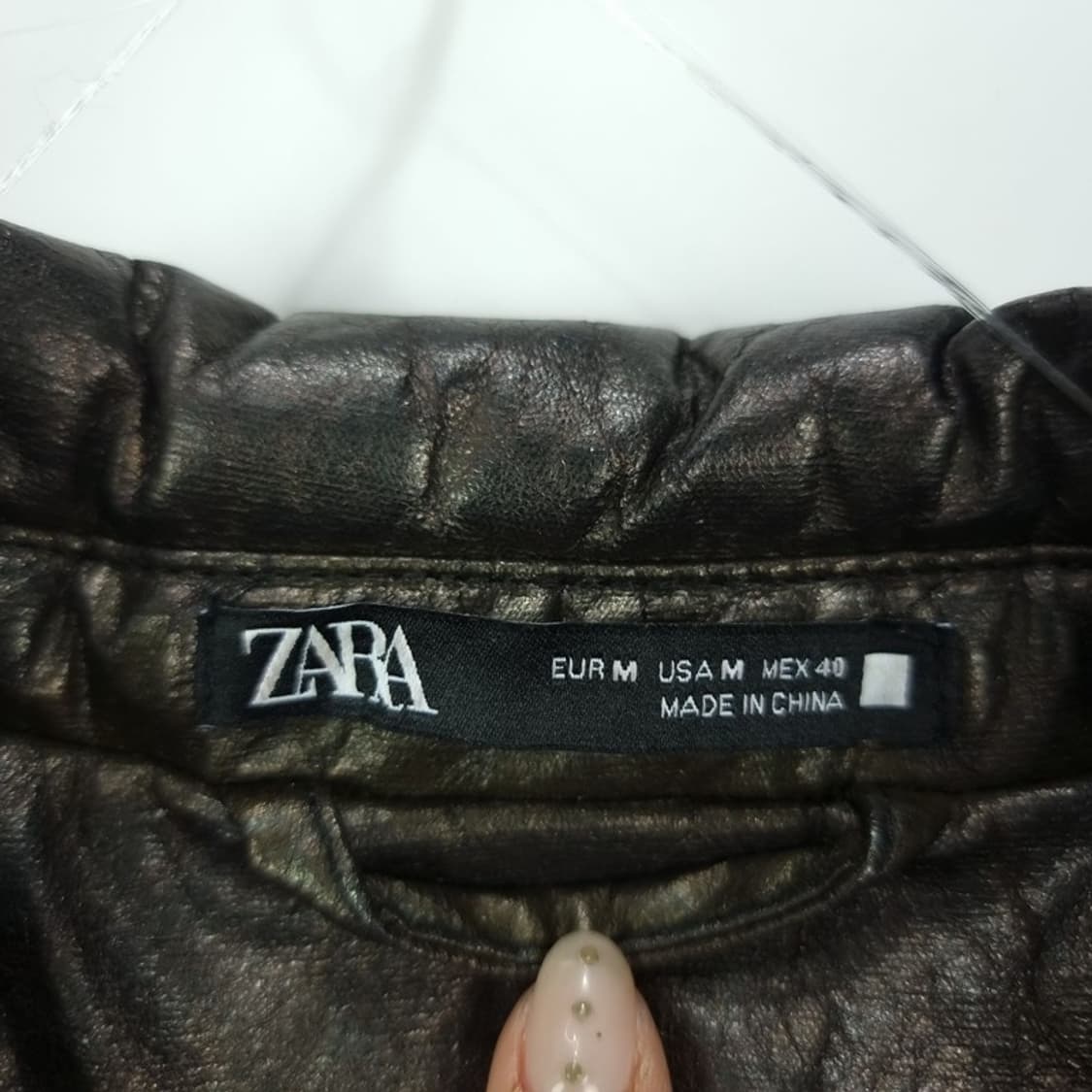 [자라] 글로시드 크랙 패디드 오버핏 봄버 자켓 브라운 M18690 상품이미지4