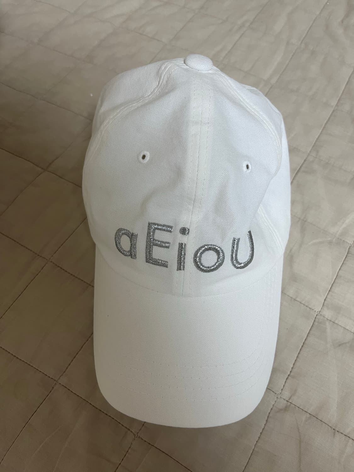 아에이오우 볼캡 화이트 상품이미지1
