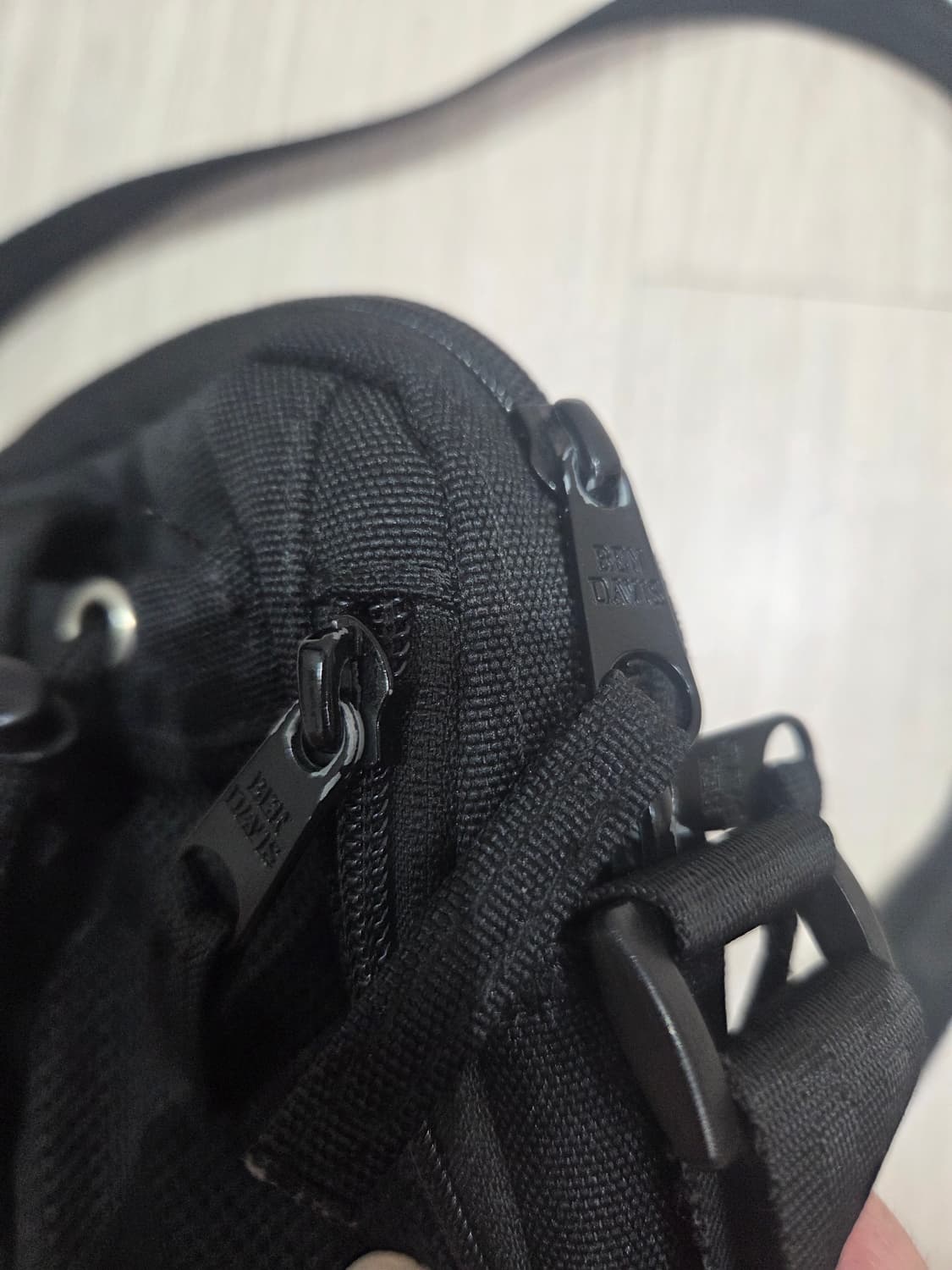 벤 데이비스 블랙 미니 크로스백 상품이미지4