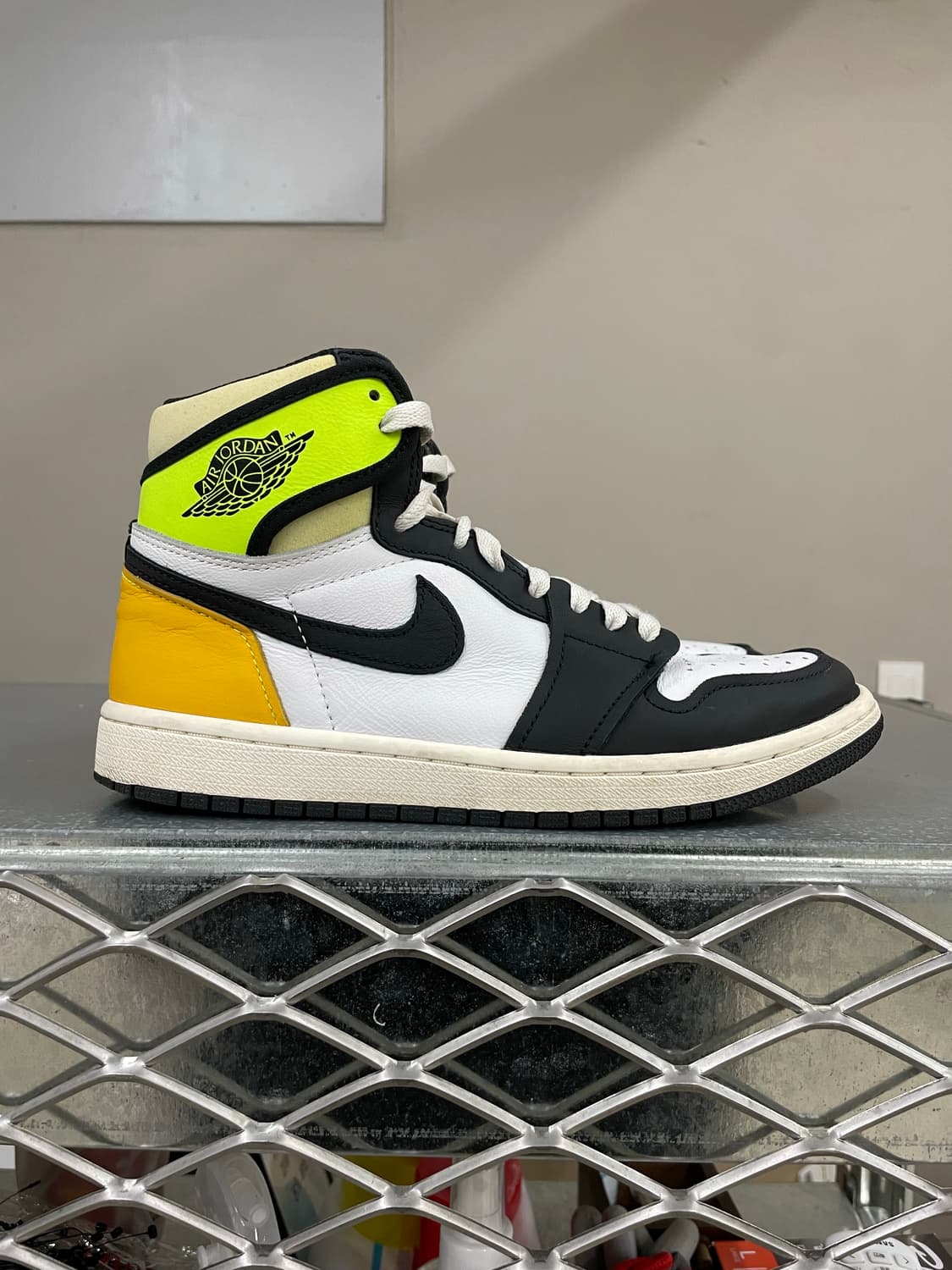 나이키 조던1 레트로 하이 볼트 골드 250 상품이미지4