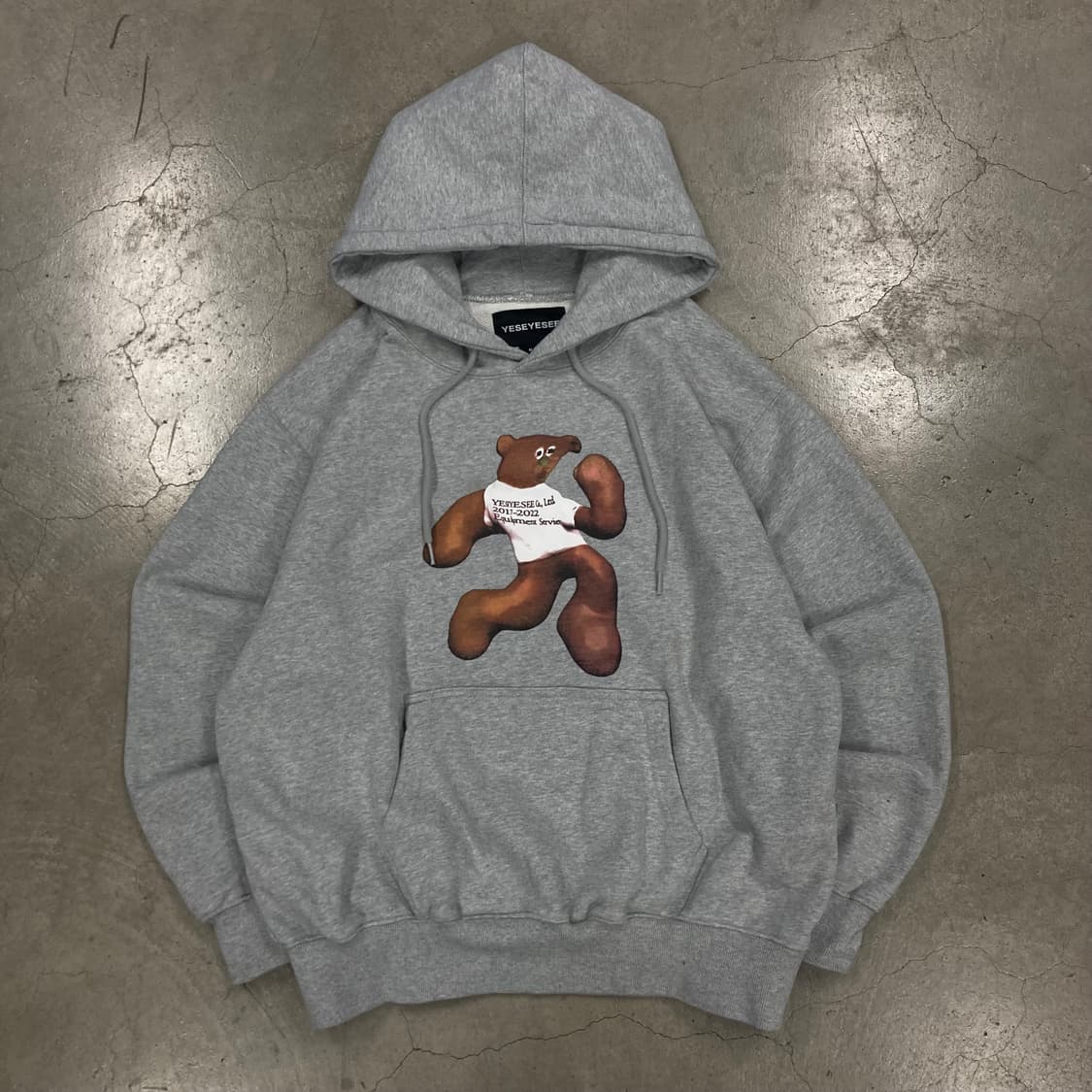 예스아이씨 그레이 컬러 베어 빅로고 후드티 상품이미지1