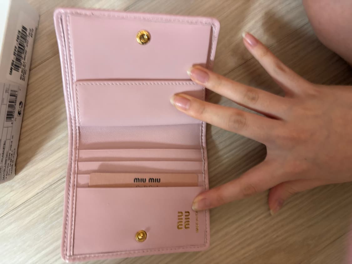 미우미우 마테라쎄 나파 가죽 반지갑 핑크 상태최상 상품이미지2