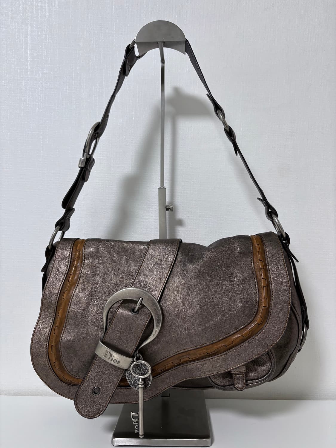 디올 가우초 메탈릭브라운 크로스백 상품이미지1