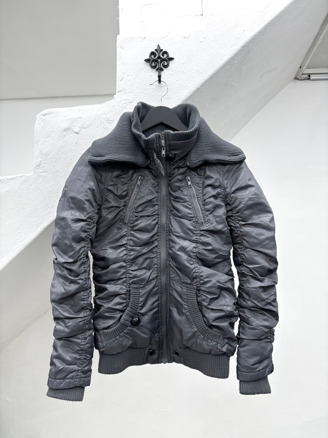 Gray shirring detail puffer   상품이미지1