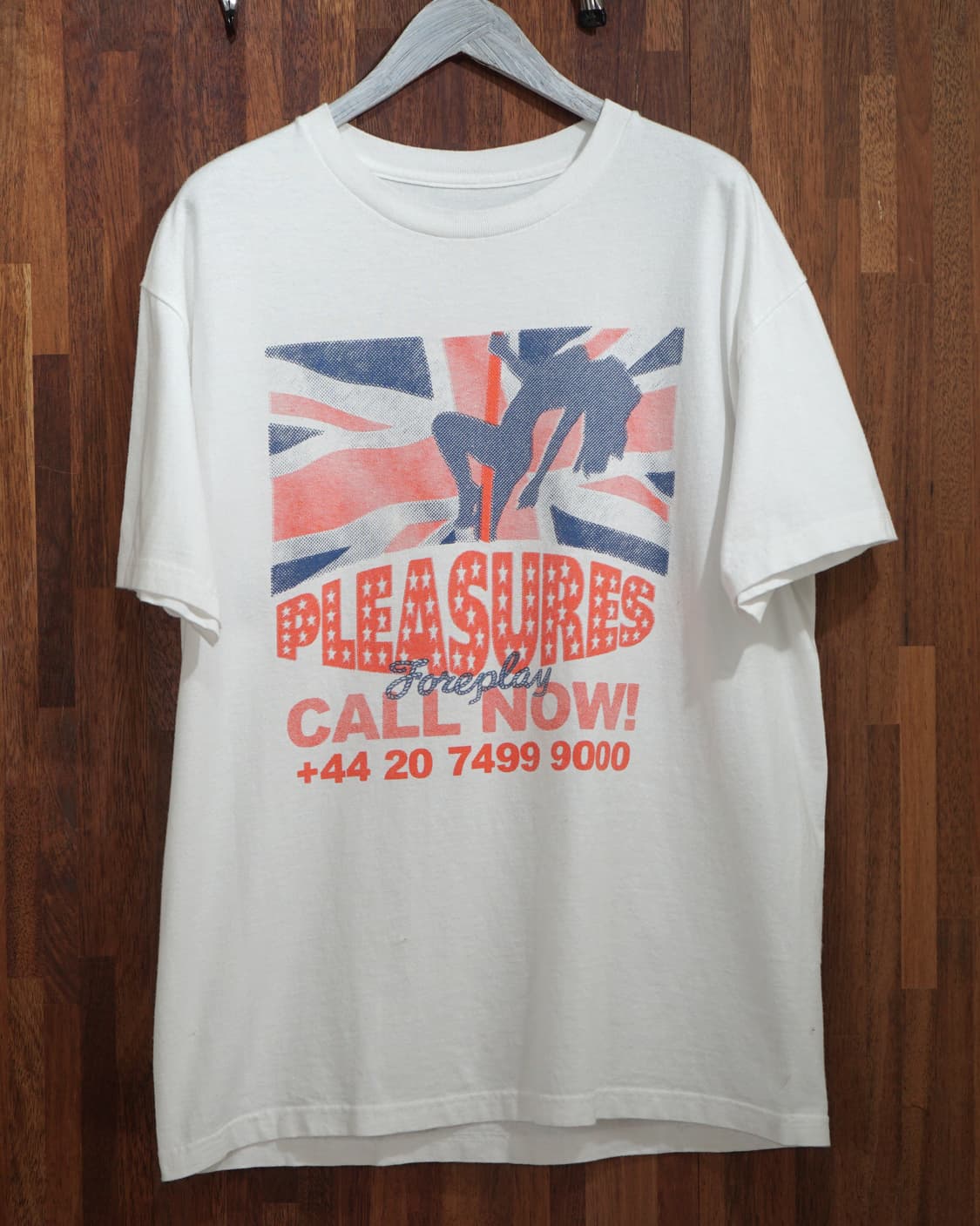 PLEASURES 콜 나우 티셔츠 상품이미지1