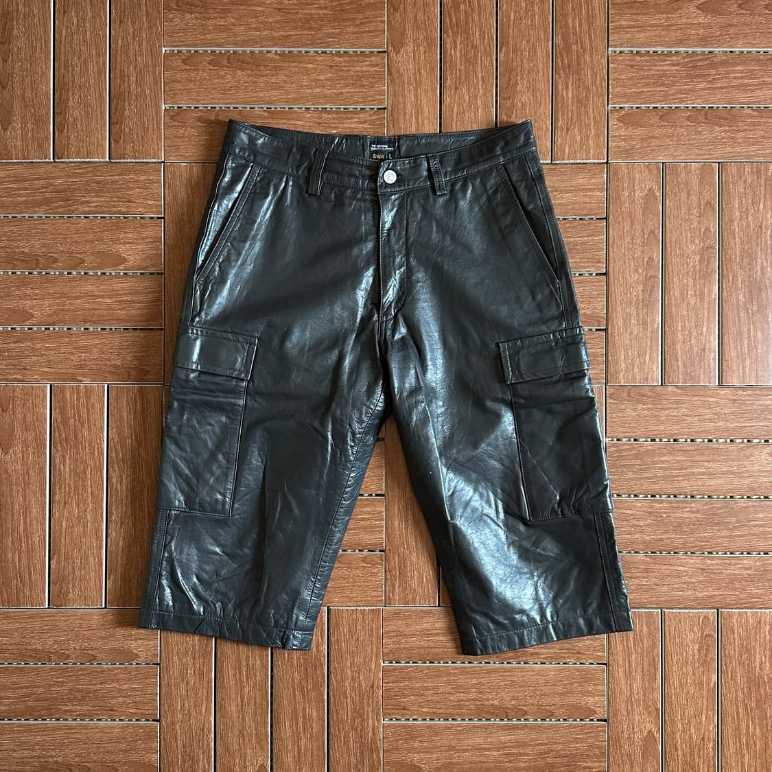 Ships cow-hide leather cargo shorts 상품이미지1