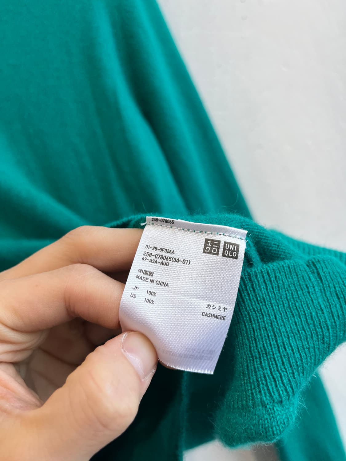 유니클로 캐시미어100% 브이넥 니트 우먼즈 상품이미지3