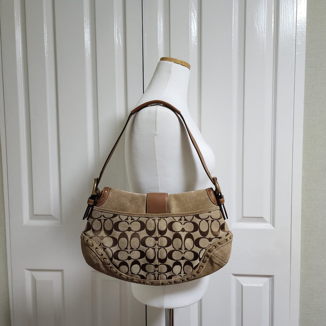 코치 스웨이드 버클 숄더백 상품이미지4