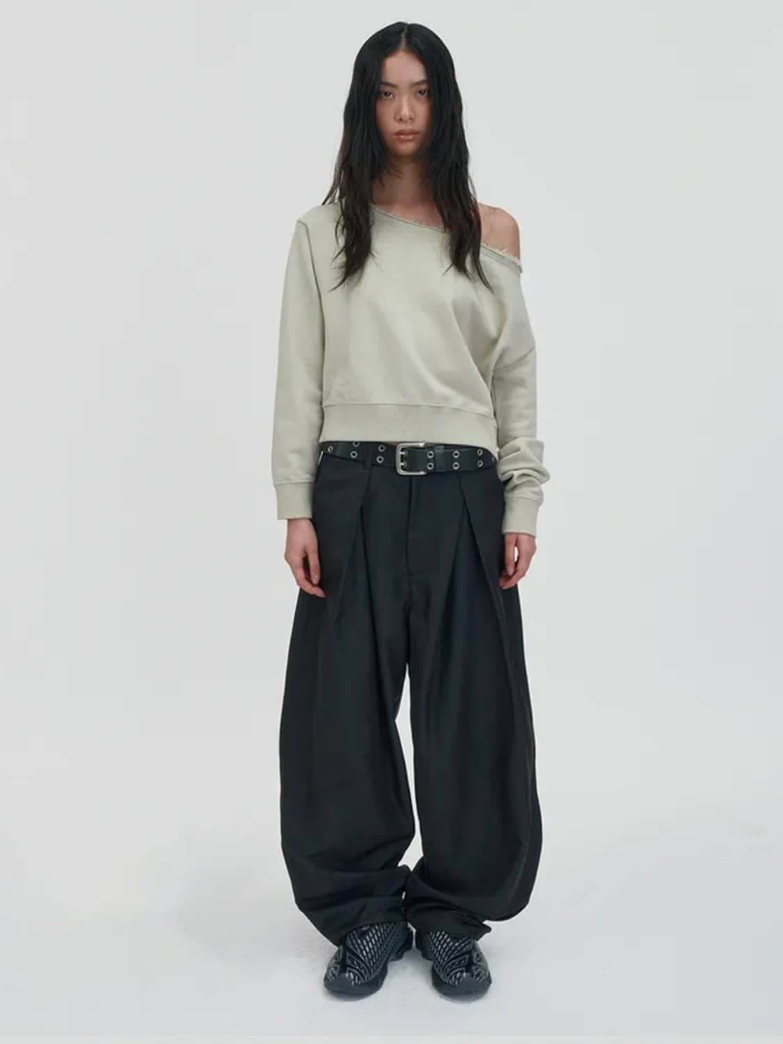스웨이드 SUNNY ONE SHOULDER CREWNECK [CREAM] 상품이미지1