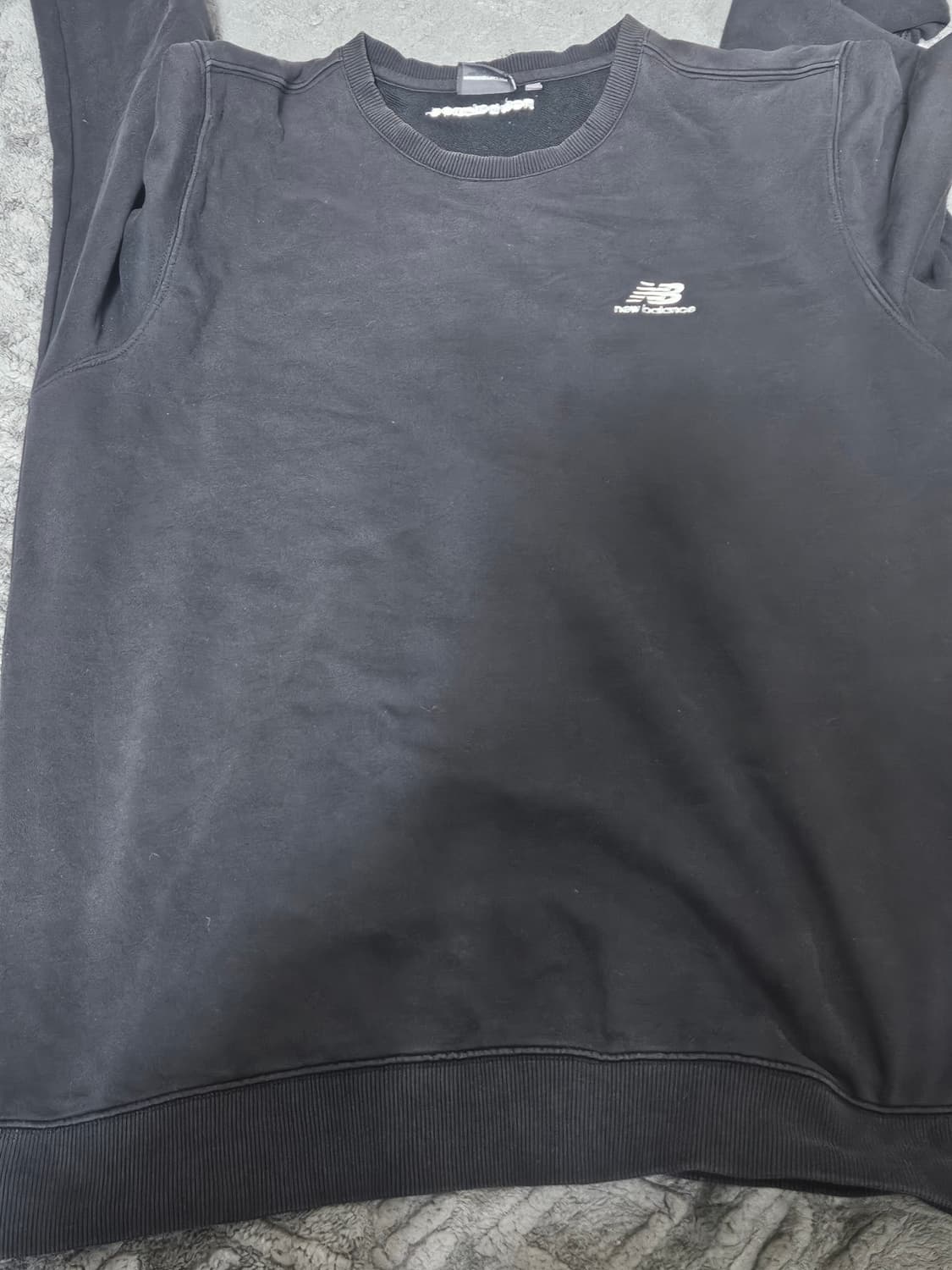 뉴발란스 블랙 맨투맨 상품이미지1