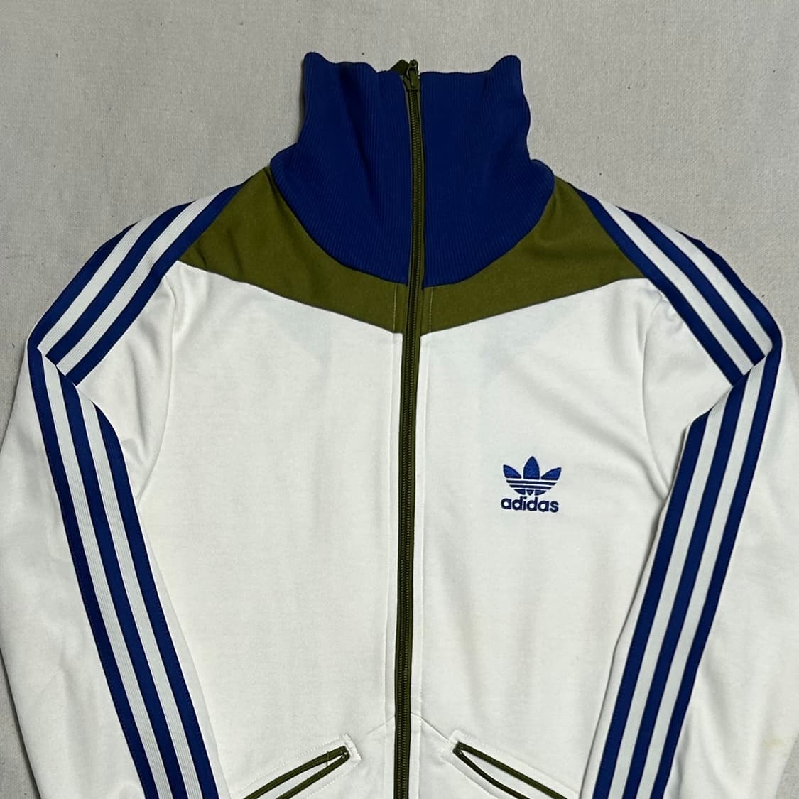 90 아디다스 여성용 화이트 블루 카키 배색 트랙탑 상품이미지1