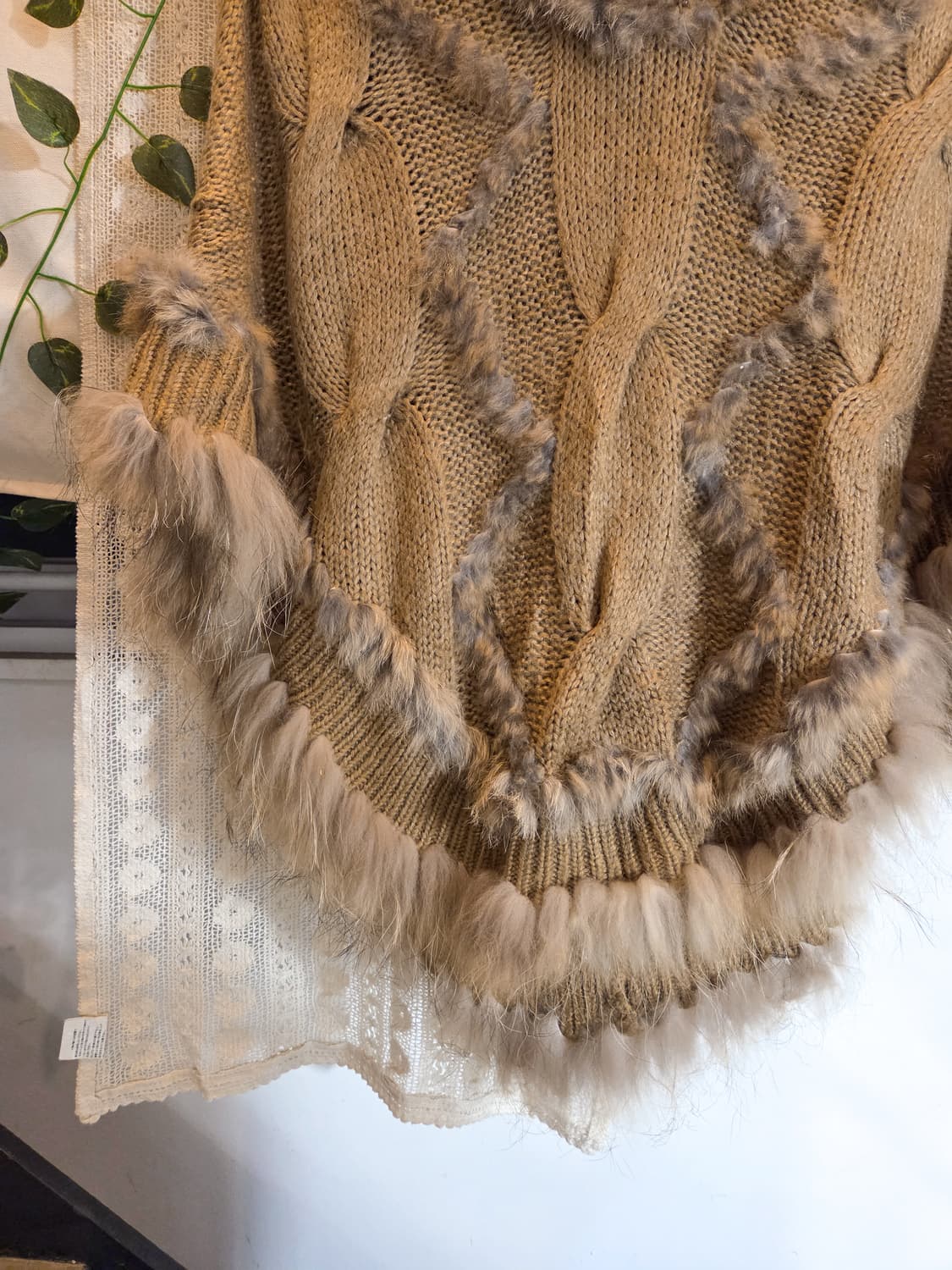 래빗퍼 트리밍 케이프 후드 니트 상품이미지3