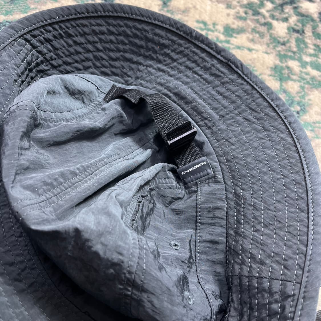 만다리나덕 메탈 로고 트레블 버킷햇 상품이미지4