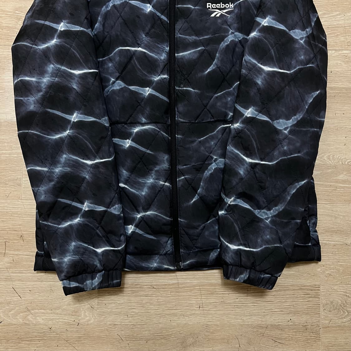 리복 그래픽 하이넥 경량패딩 퀼팅 점퍼 [블랙] M/95 상품이미지3