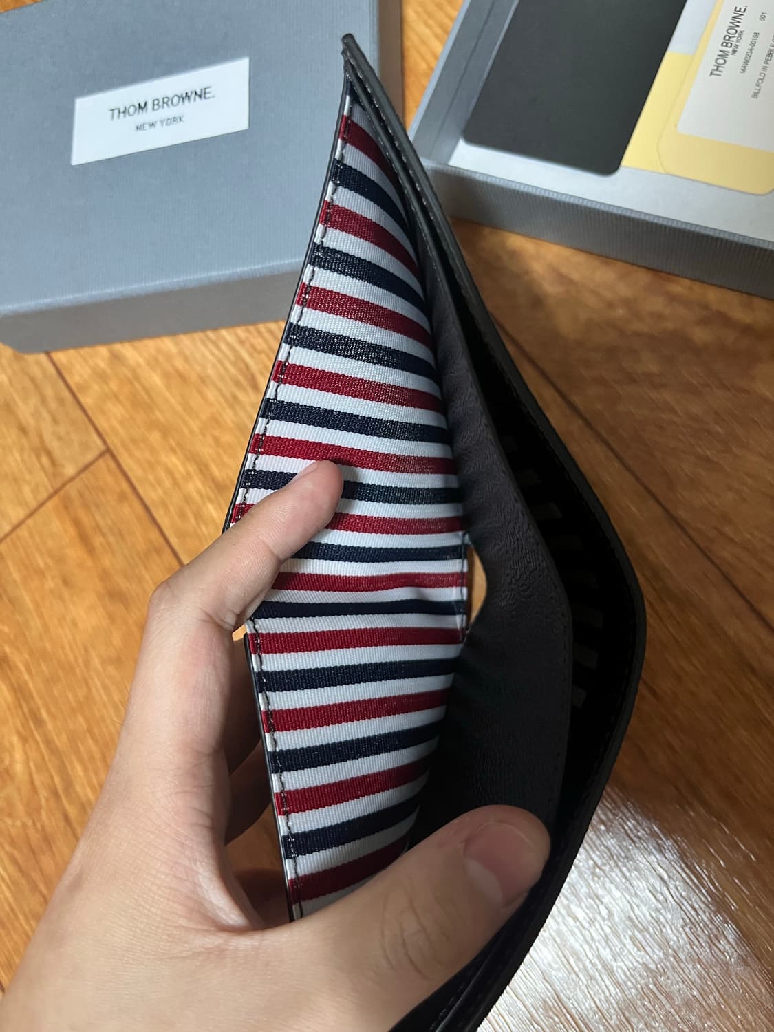 톰브라운 페블 레더 반지갑 블랙 상품이미지2