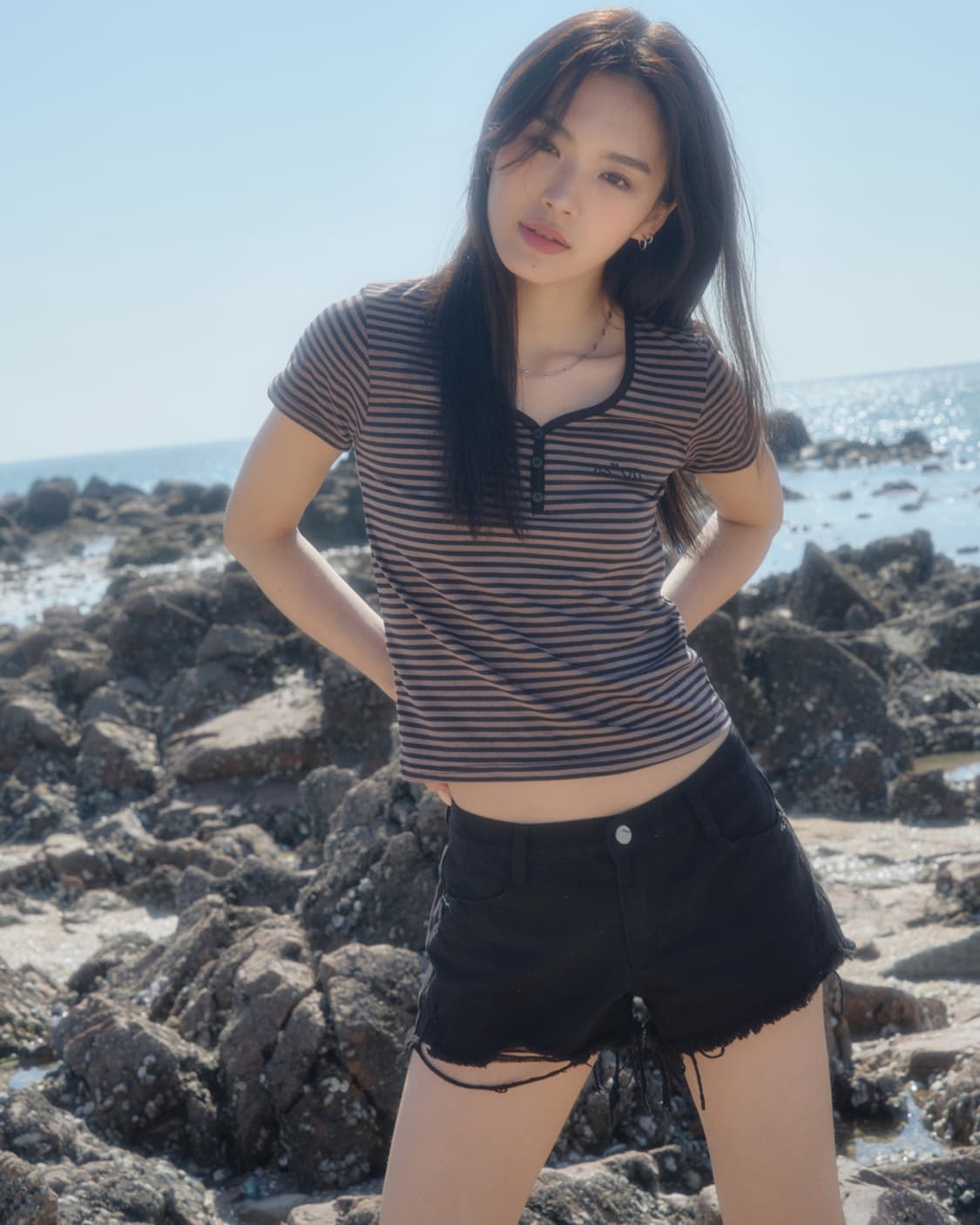 에즈온 캔디 스트라이프 브이넥 버튼 로고 반팔 티셔츠 블랙 상품이미지3