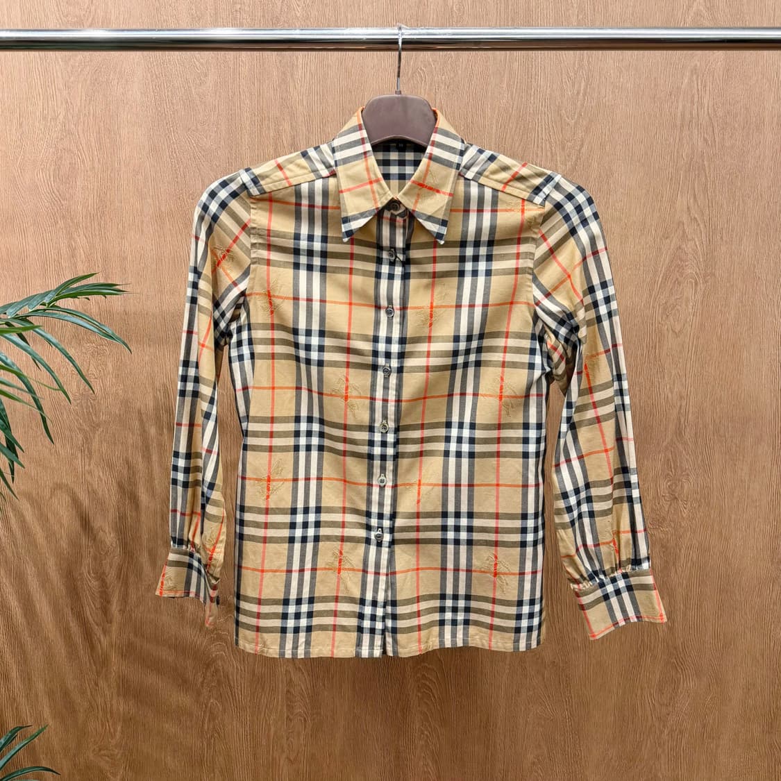 버버리 코튼 긴팔 셔츠 체크 패턴 로고 자수 디테일 슬림핏 베이지 상품이미지1