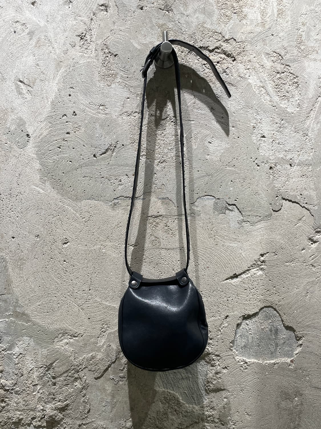 보테가 베네타 블랙 인트레치아토 레더 벨트백 상품이미지3