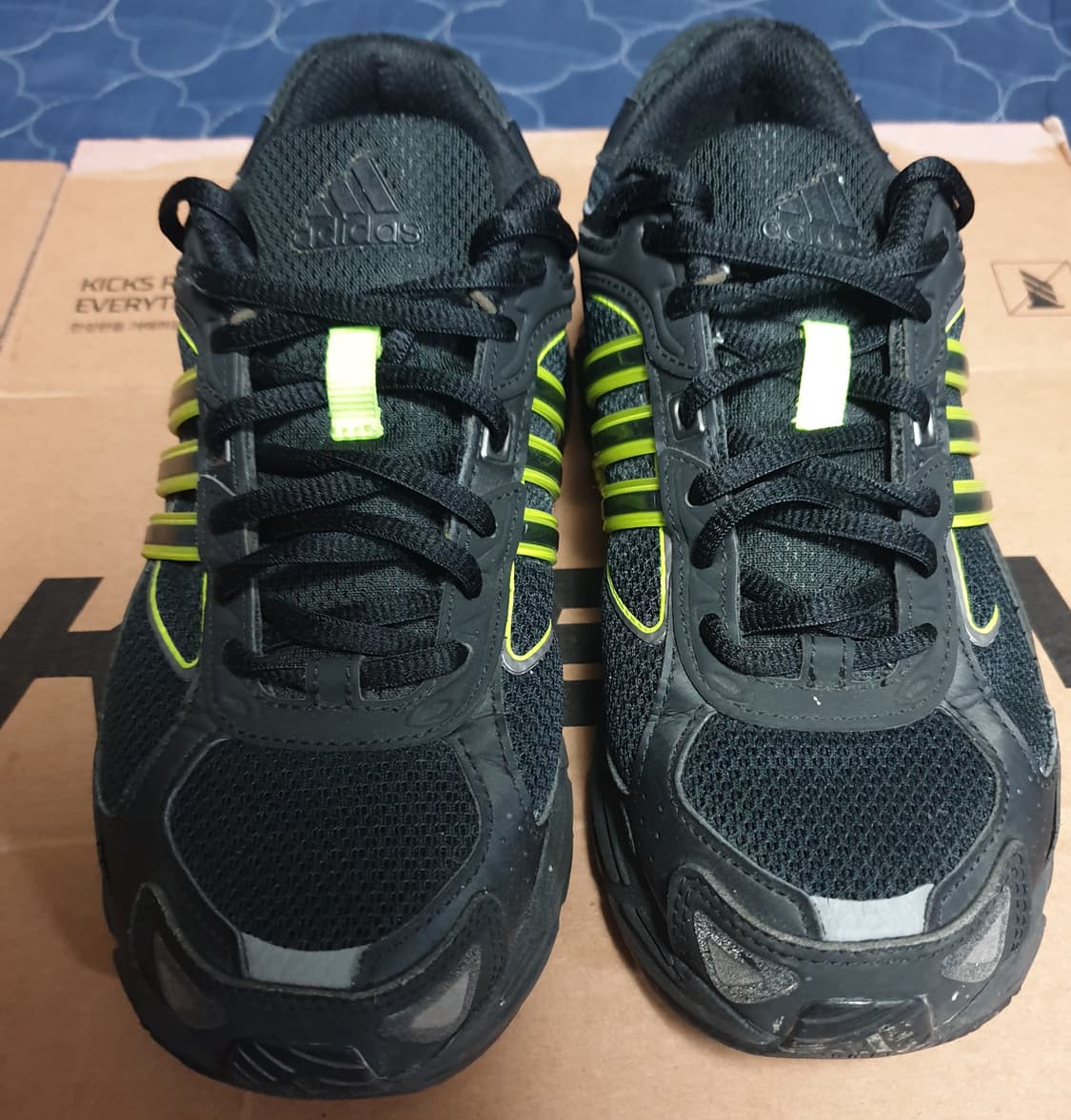 아디다스 리스폰스 CL 블랙 코어 형광 데일리 런닝화 (235) 상품이미지3