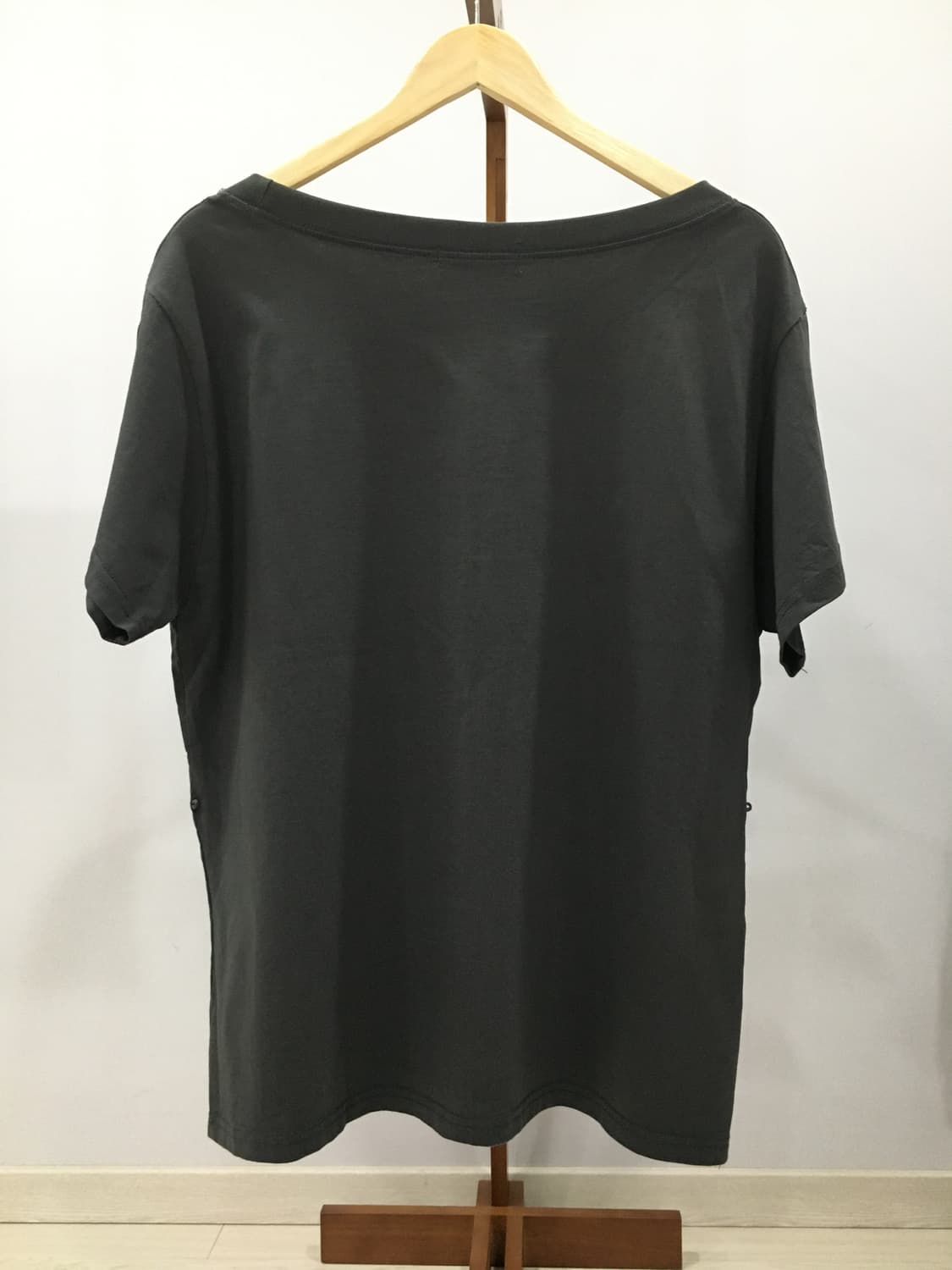 키이라 루즈버튼 원오프숄더티 상품이미지3