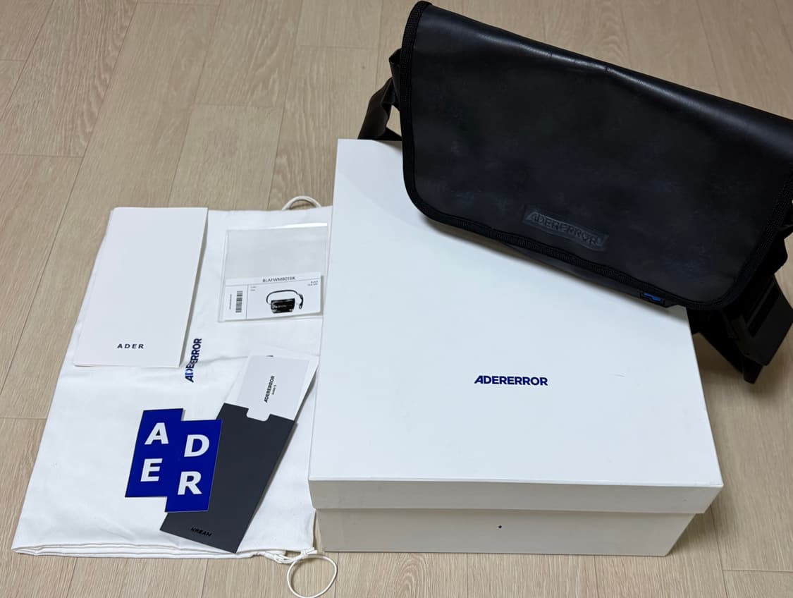 아더에러_스몰 트레이스 이스티 메신저백 느와르 상품이미지1